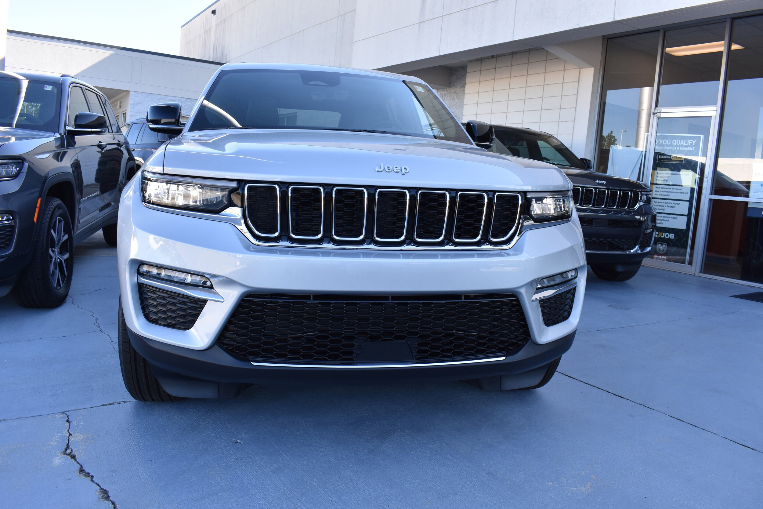 2025 Jeep Grand Cherokee Limited photo 3