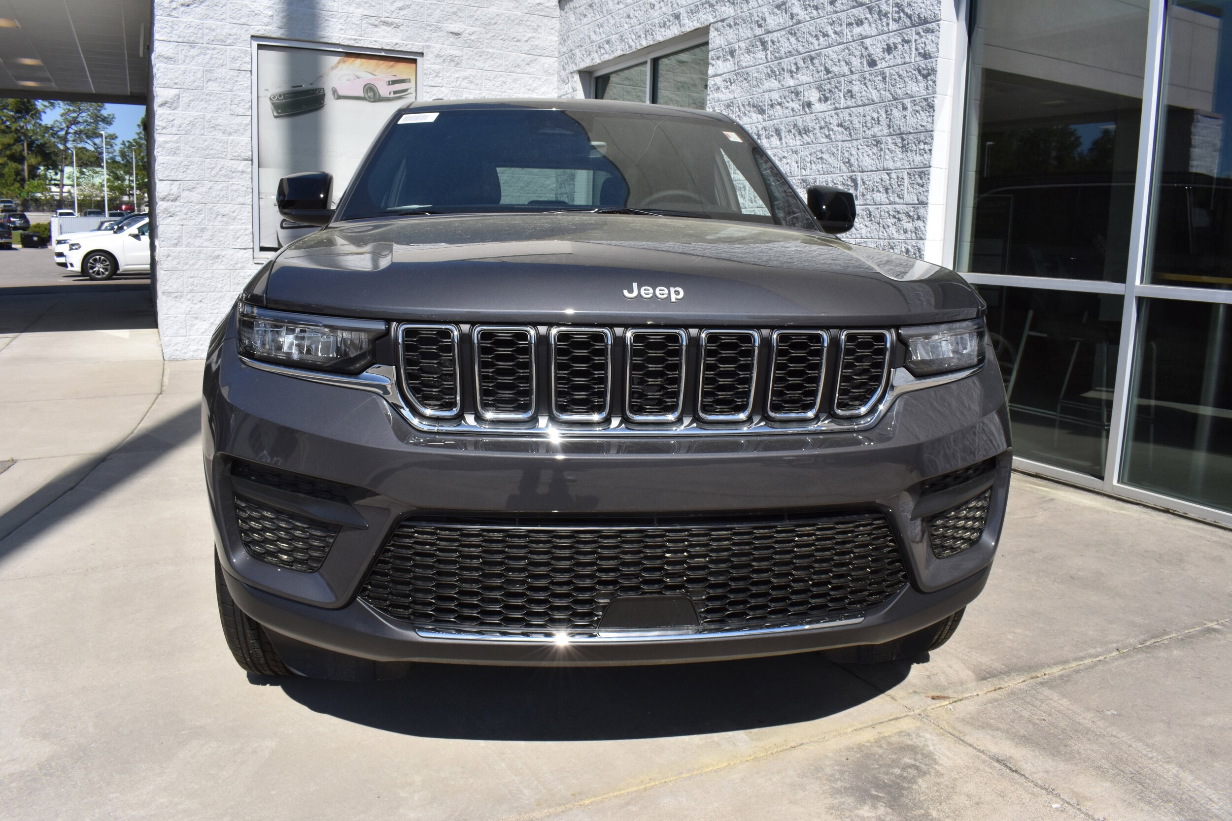 2025 Jeep Grand Cherokee Laredo photo 3