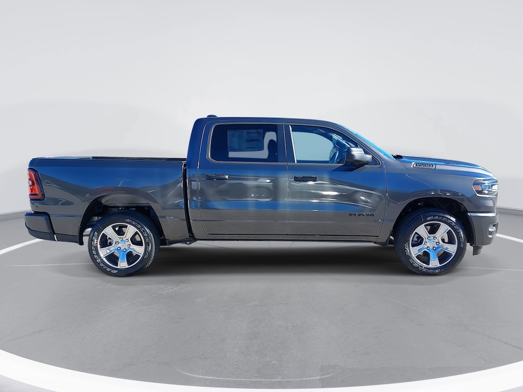 New 2026 Ram 1500 EXPRESS CREW CAB 4X2 5'7 BOX Pickup