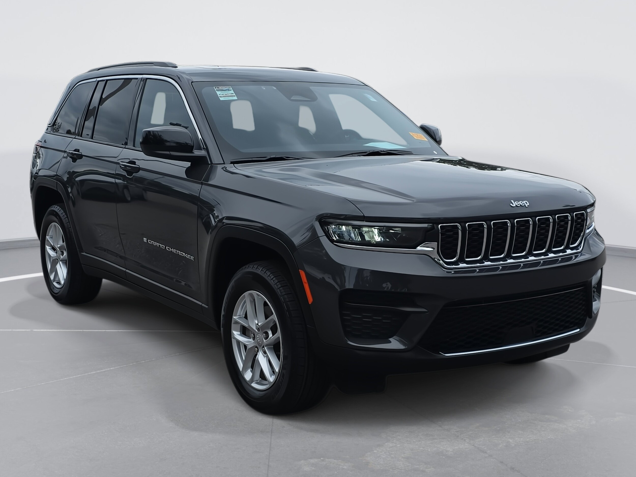 2025 Jeep Grand Cherokee Laredo X photo 3