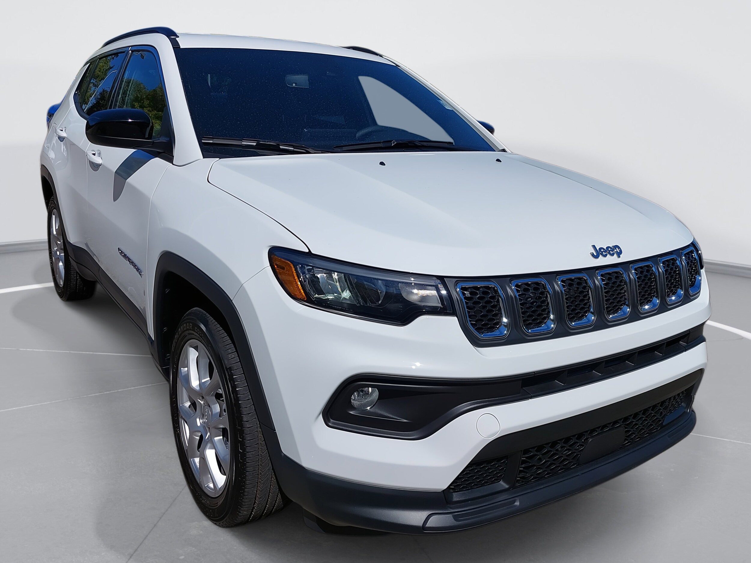 2023 Jeep Compass Latitude Lux photo 3