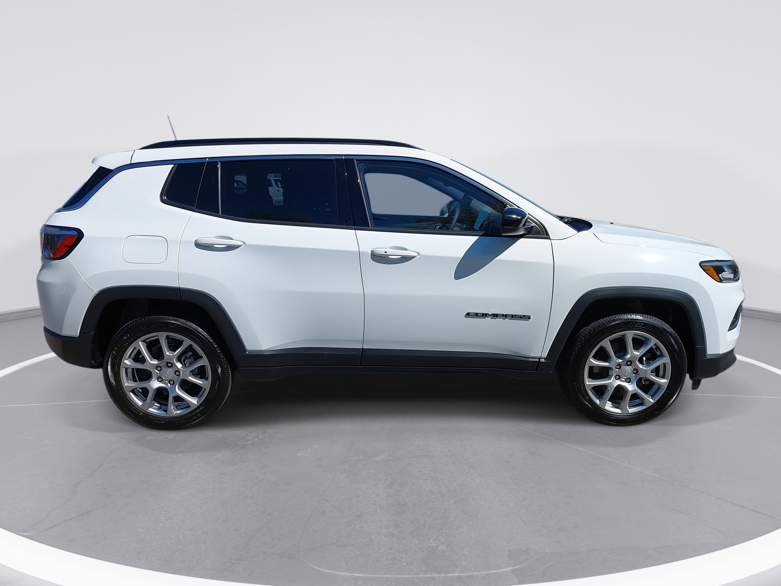 2023 Jeep Compass Latitude Lux photo 4