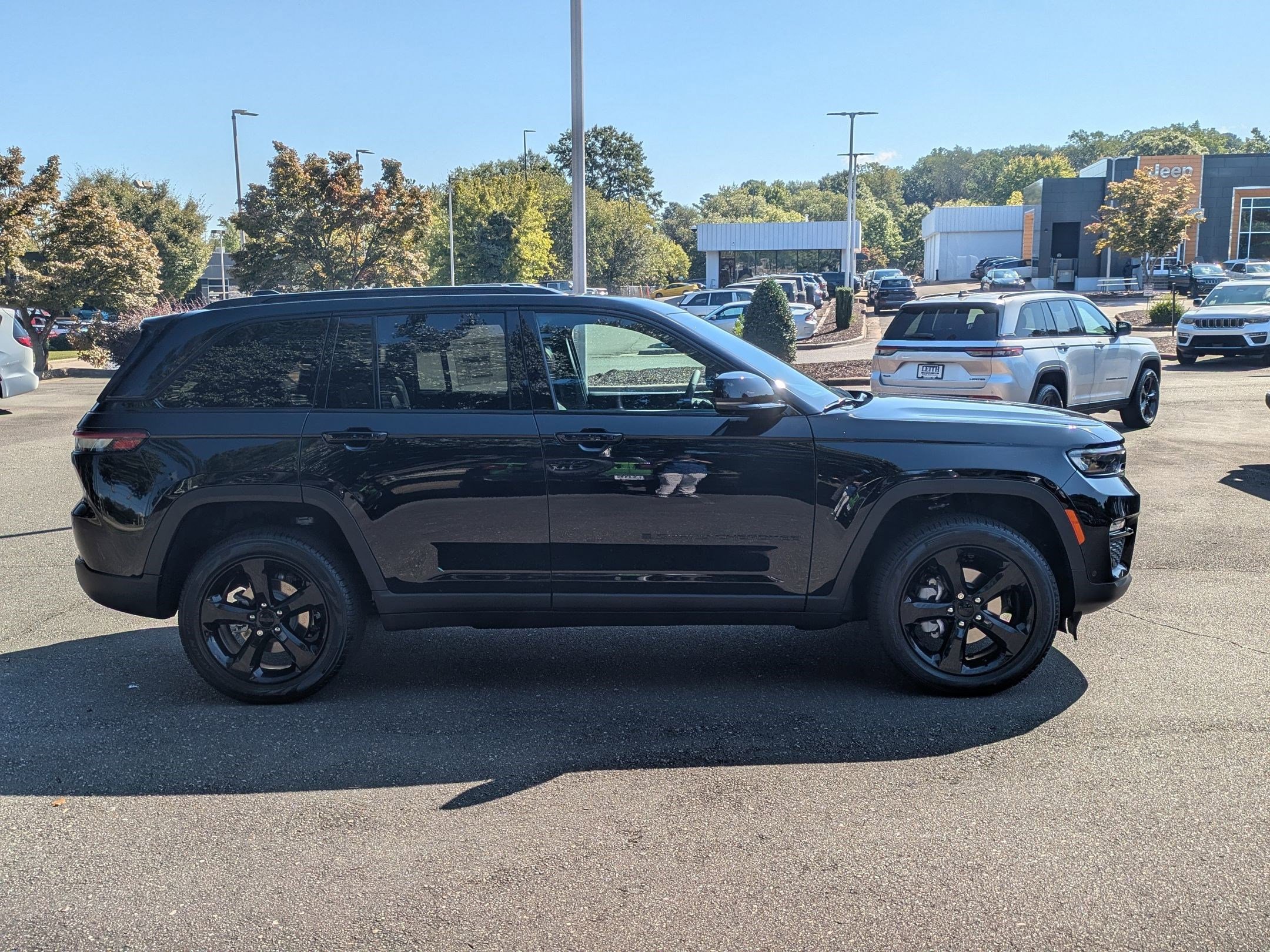 2025 Jeep Grand Cherokee Limited photo 2