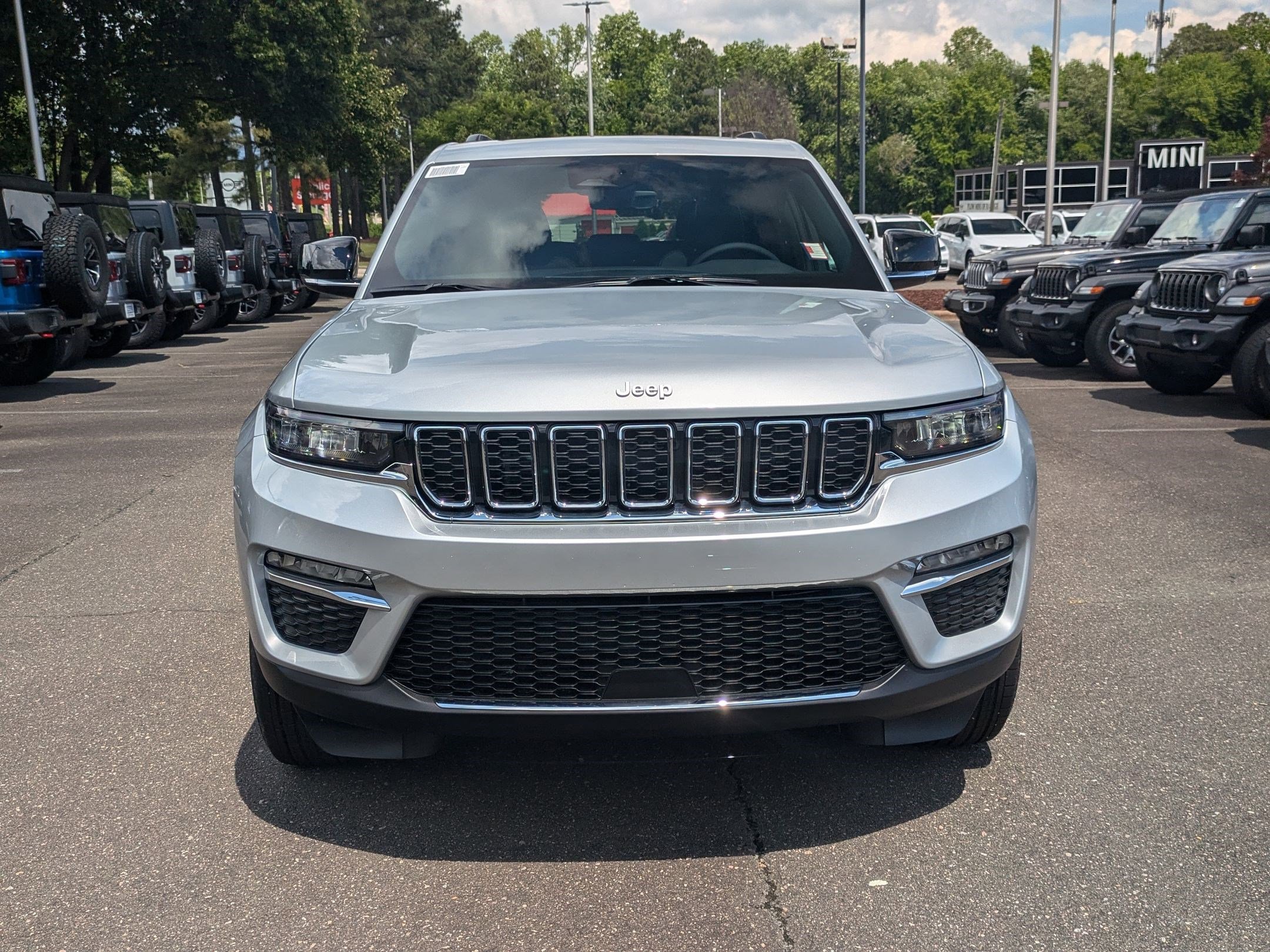2025 Jeep Grand Cherokee Limited photo 2