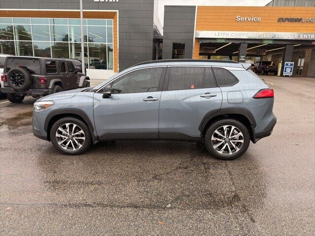 2025 Toyota Corolla Cross XLE photo 2