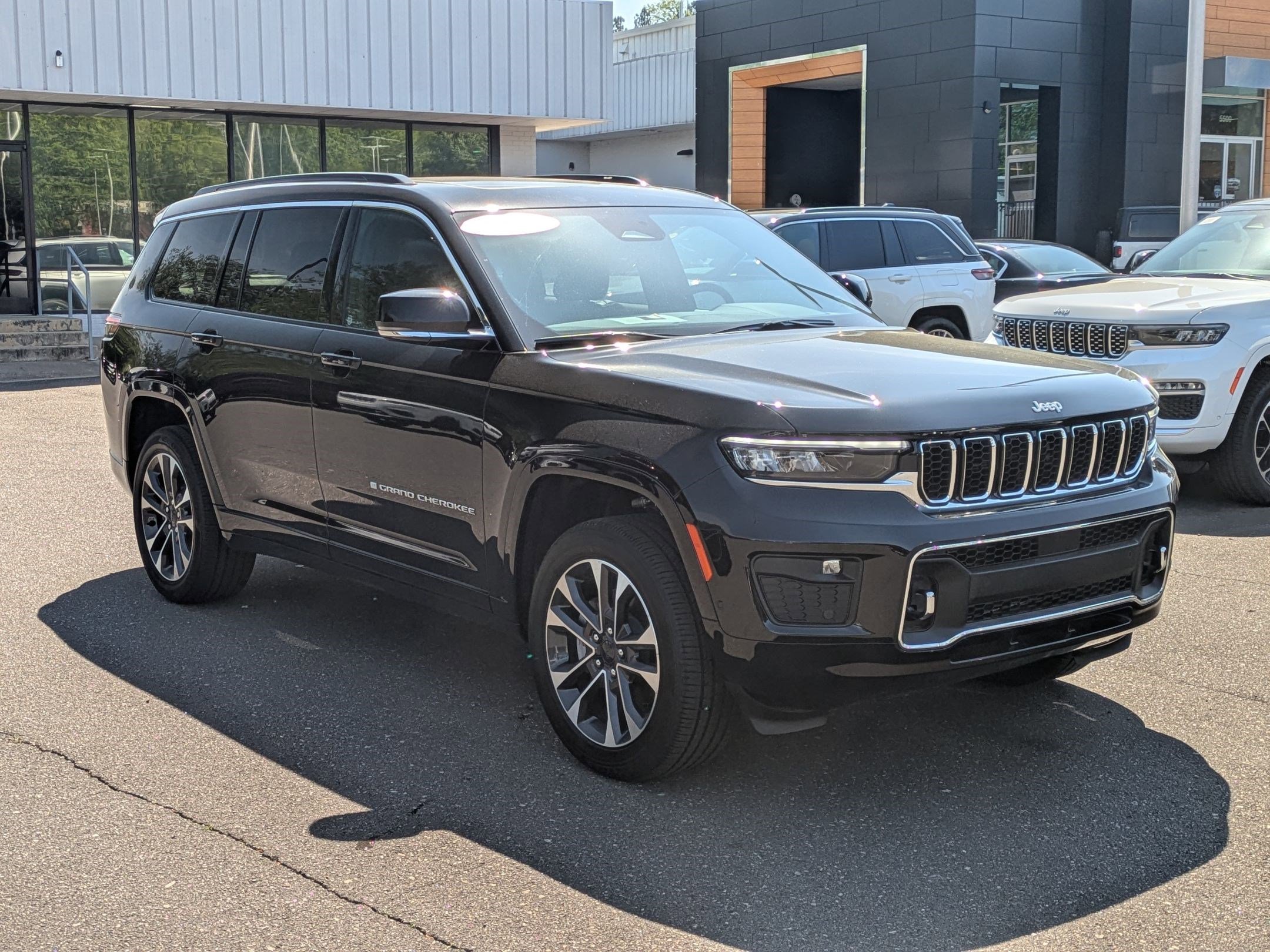 2025 Jeep Grand Cherokee Overland photo 3