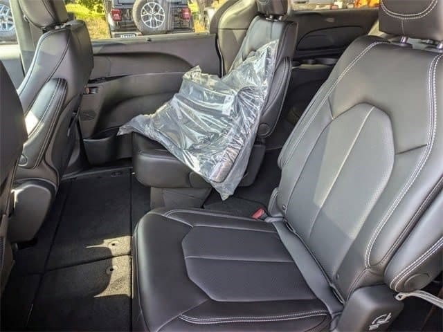 2026 Chrysler Pacifica Select - Photo 18