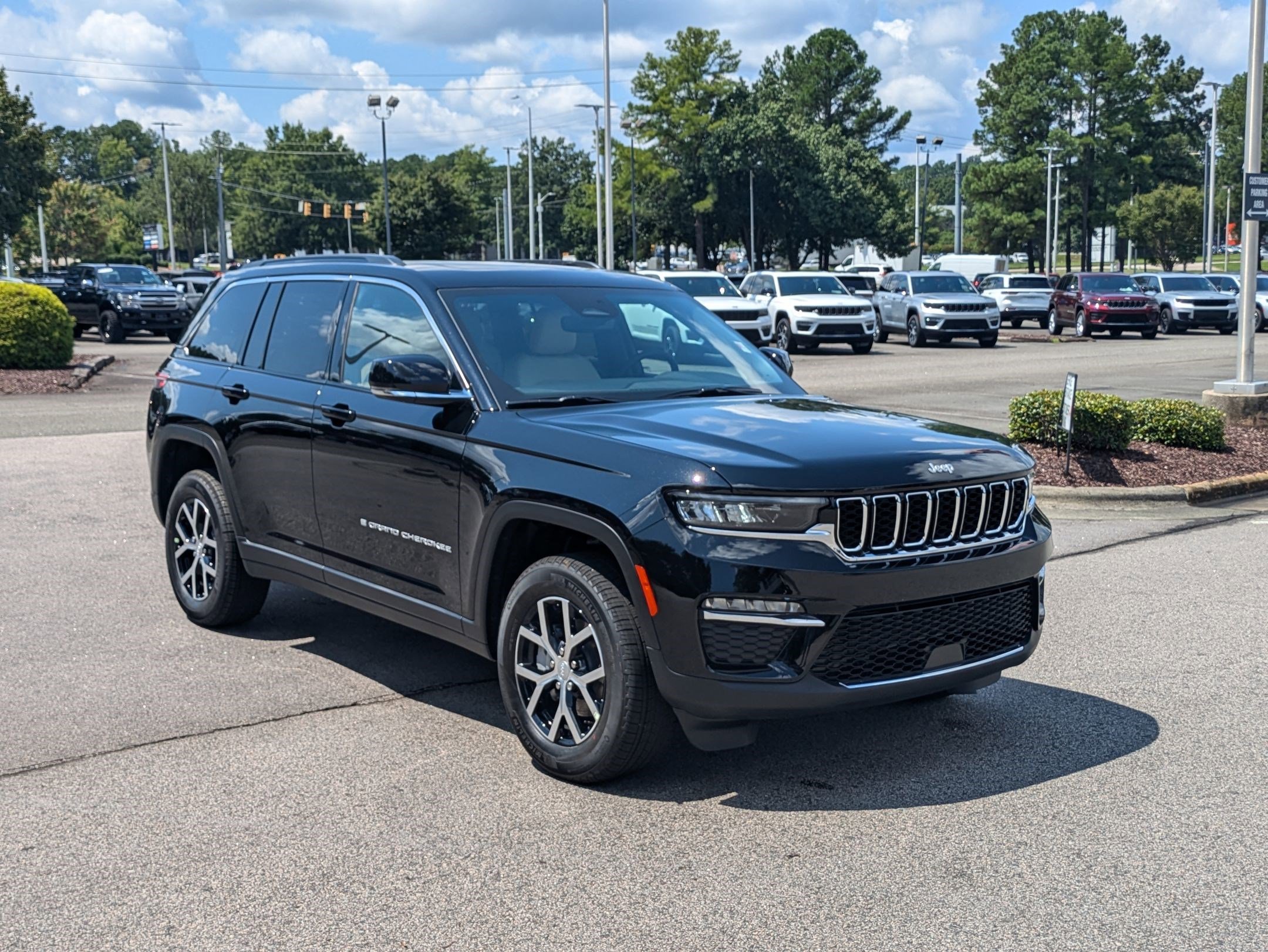2025 Jeep Grand Cherokee Limited photo 3