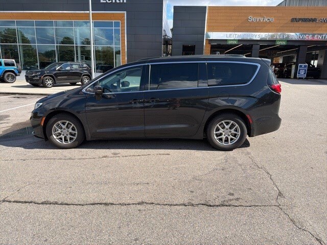 2022 Chrysler Pacifica Touring L photo 2