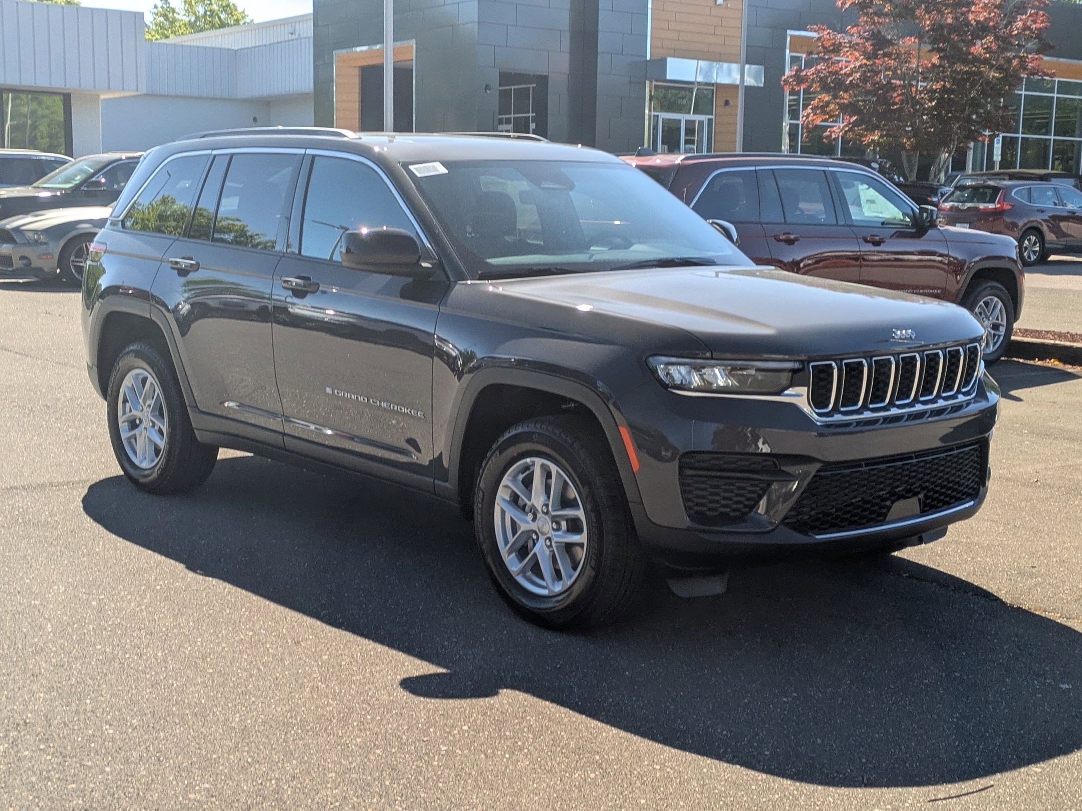 2025 Jeep Grand Cherokee Laredo X photo 3