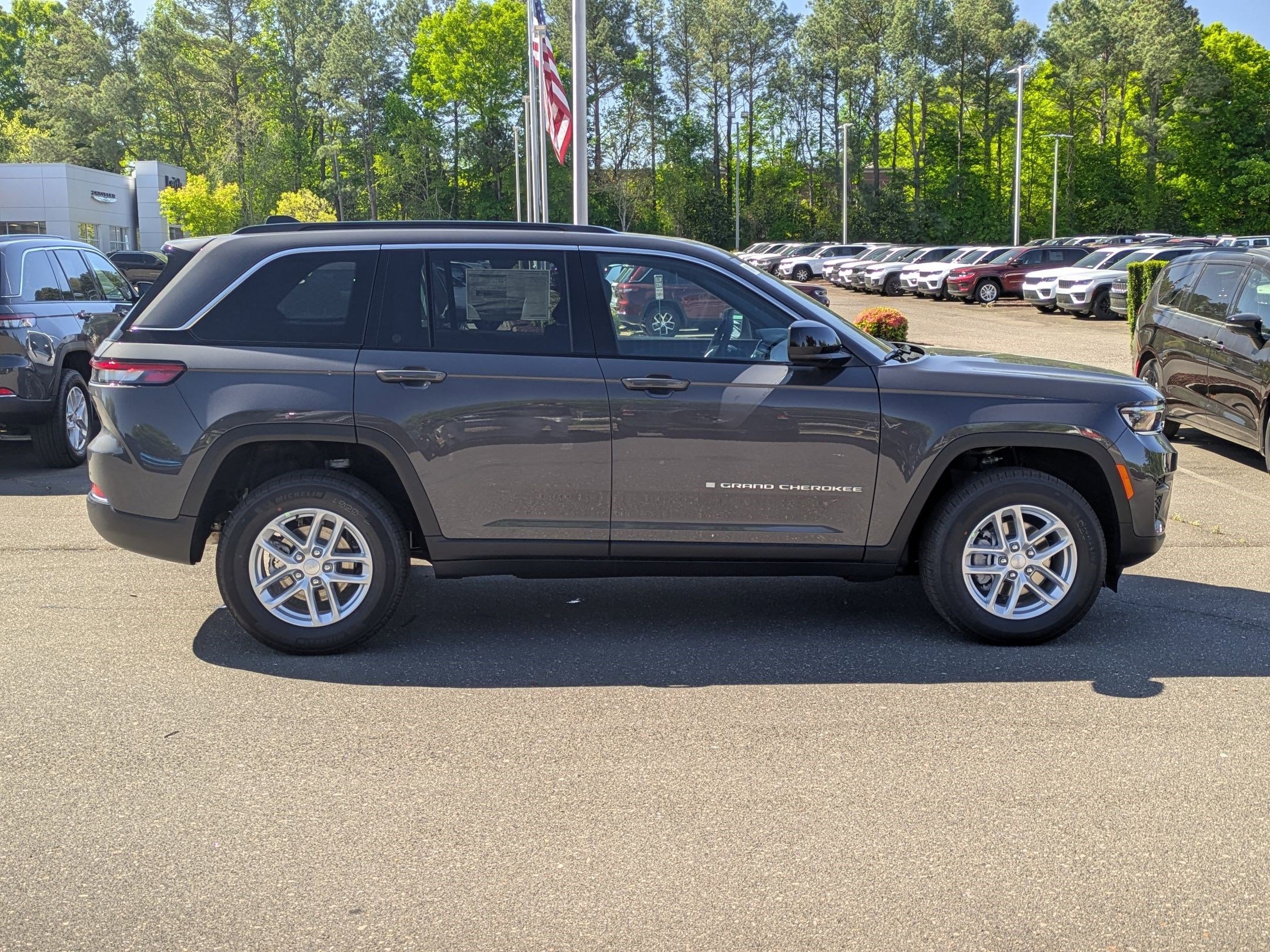 2025 Jeep Grand Cherokee Laredo X photo 4