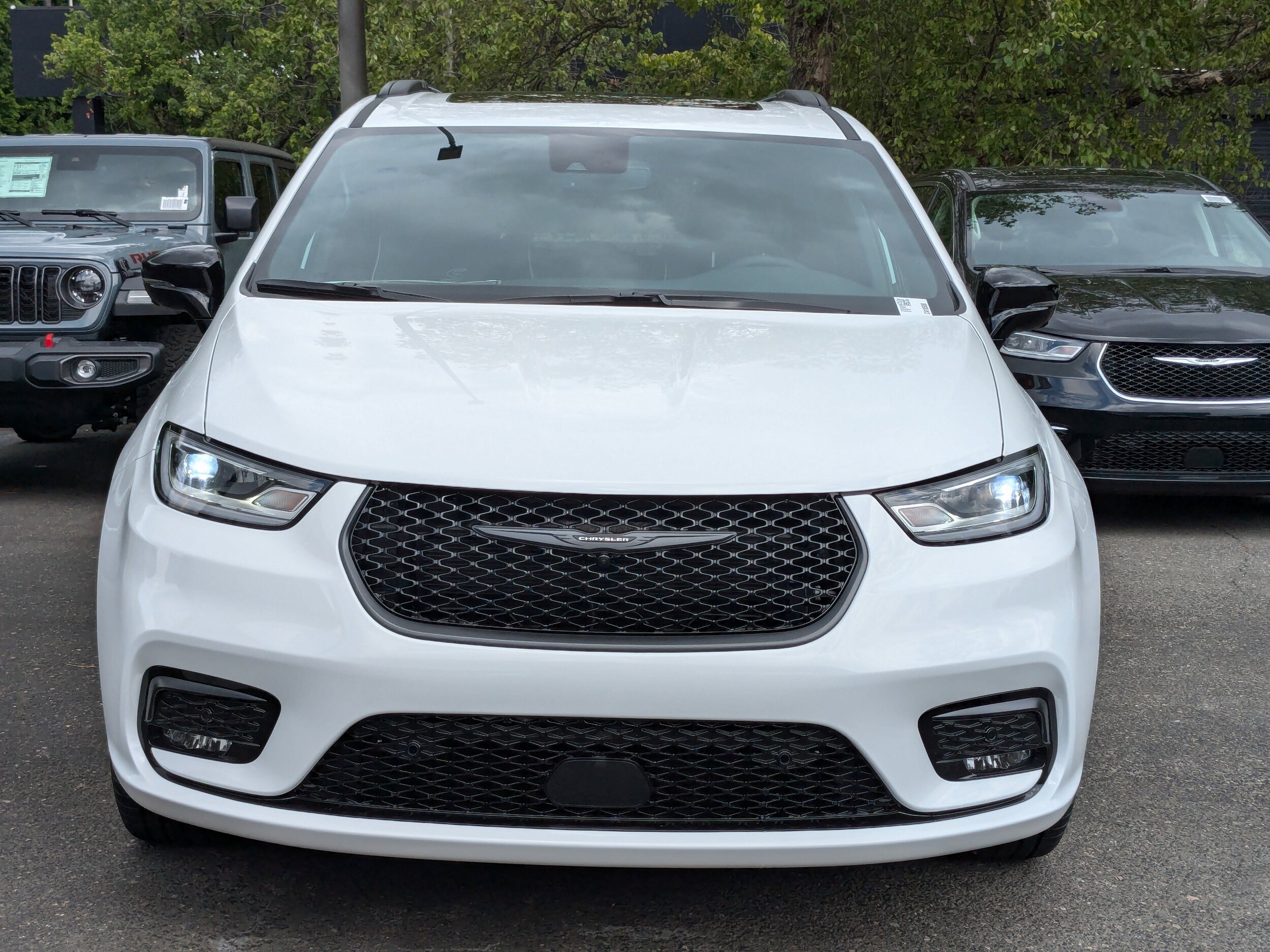 2024 Chrysler Pacifica Limited photo 3