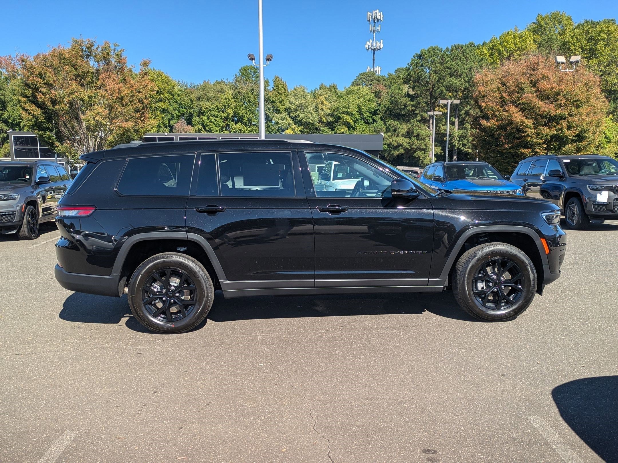 2025 Jeep Grand Cherokee Altitude photo 2