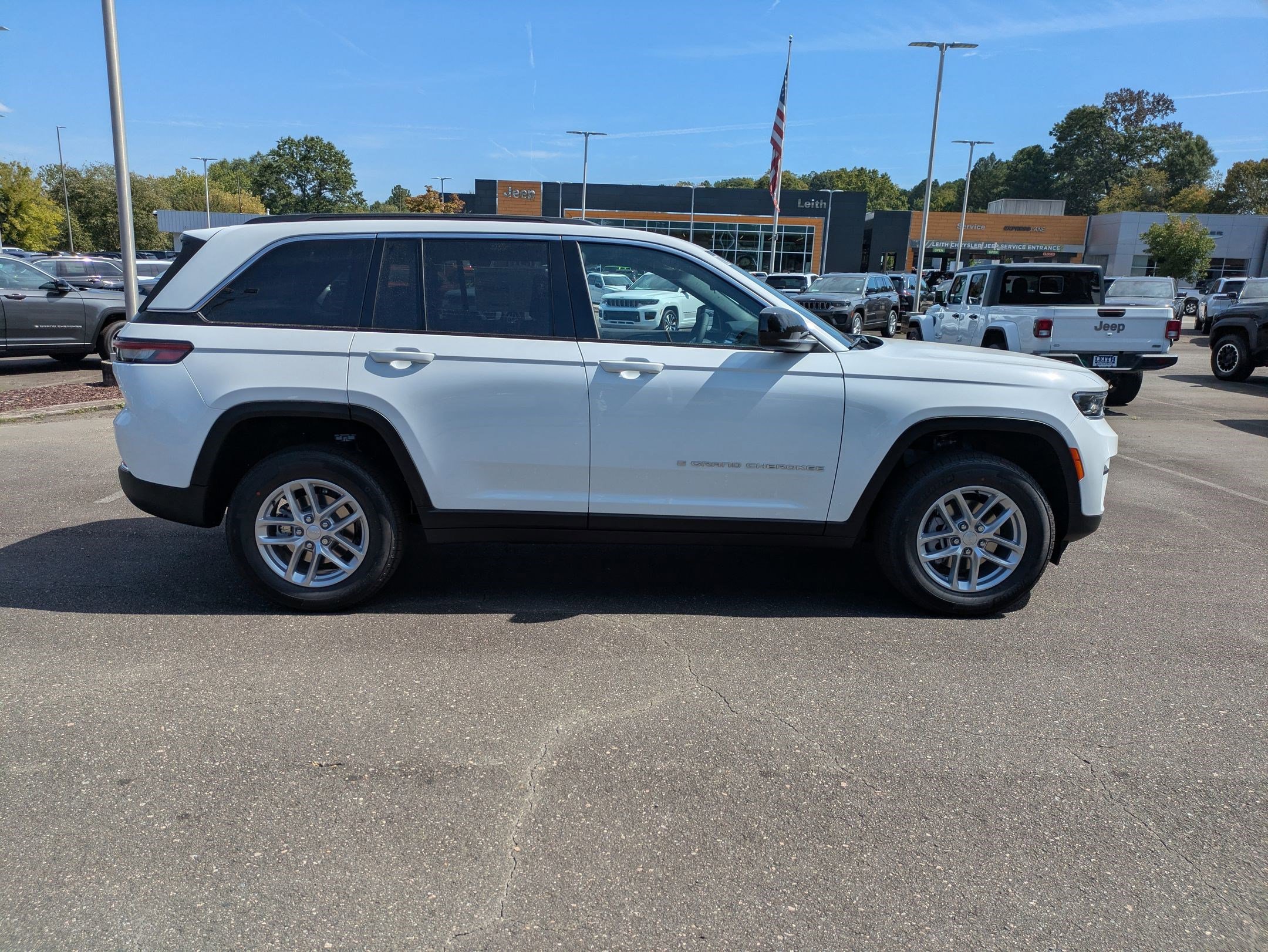 2025 Jeep Grand Cherokee Laredo photo 4
