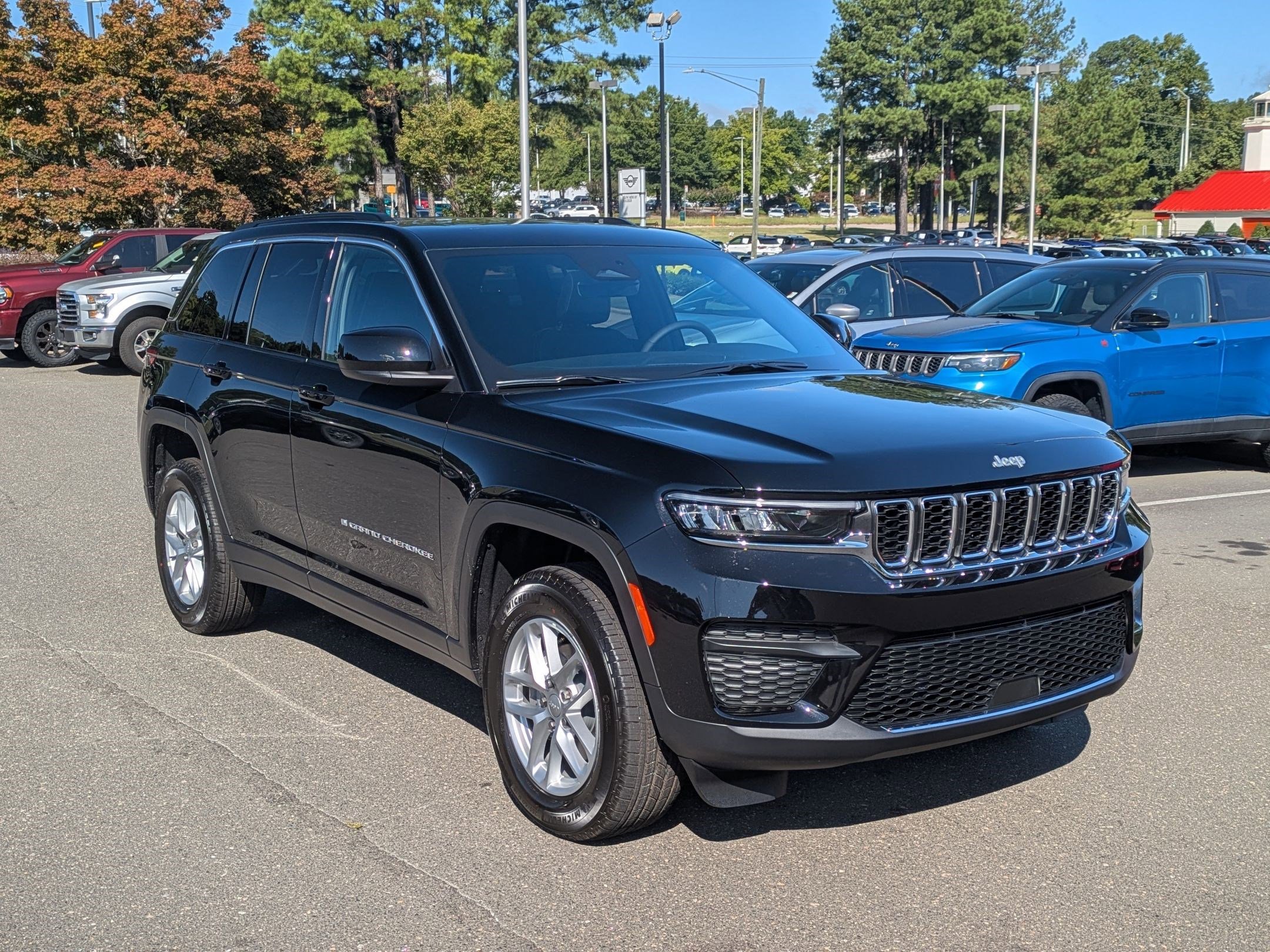 2025 Jeep Grand Cherokee Laredo photo 3