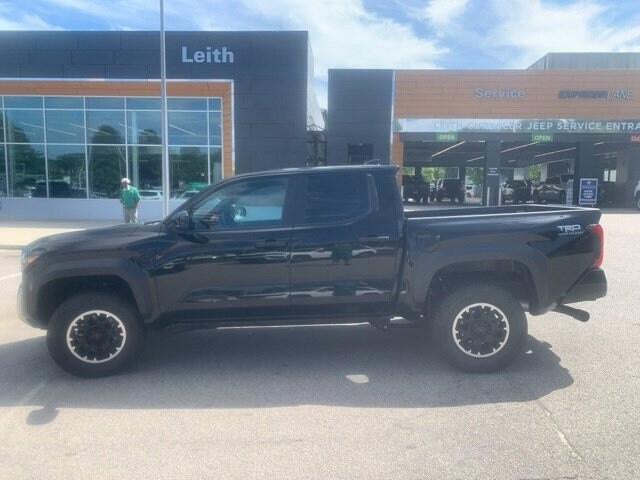 2024 Toyota Tacoma TRD Off-Road photo 2