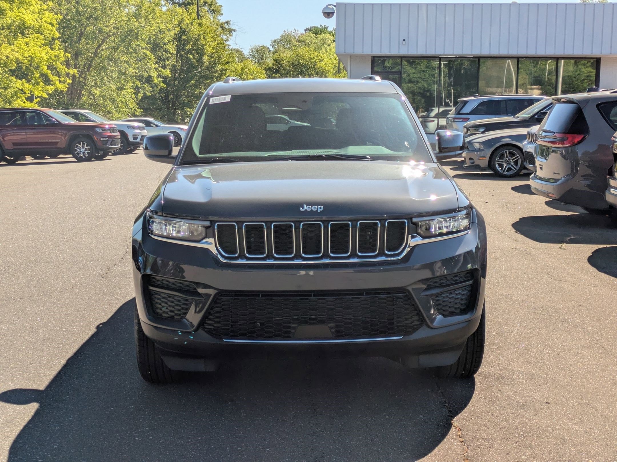 2025 Jeep Grand Cherokee Laredo X photo 2