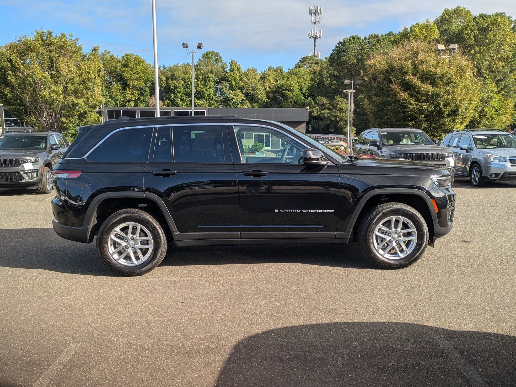2025 Jeep Grand Cherokee Laredo photo 2