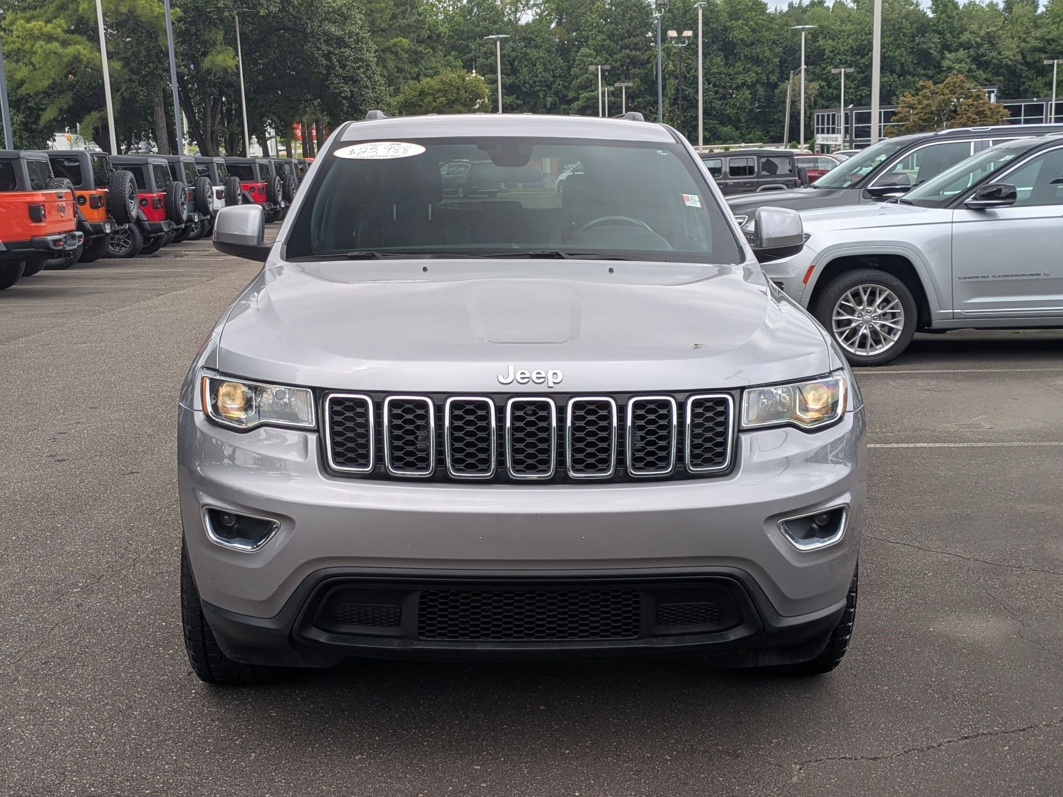 2021 Jeep Grand Cherokee Laredo X photo 2