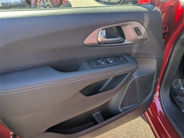 2026 Chrysler Pacifica Select - Photo 15
