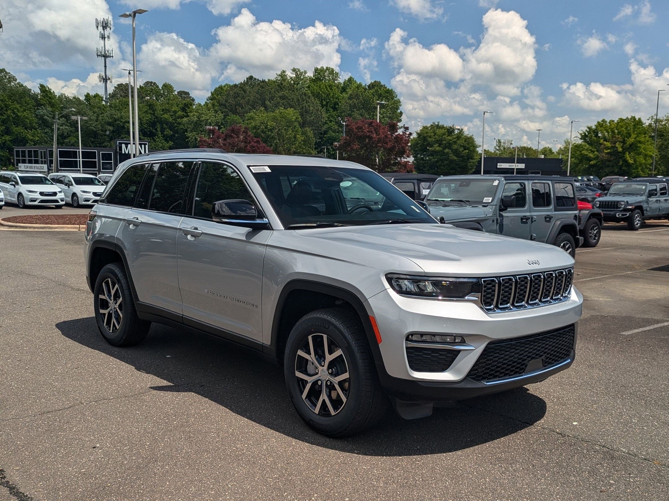 2025 Jeep Grand Cherokee Limited photo 3