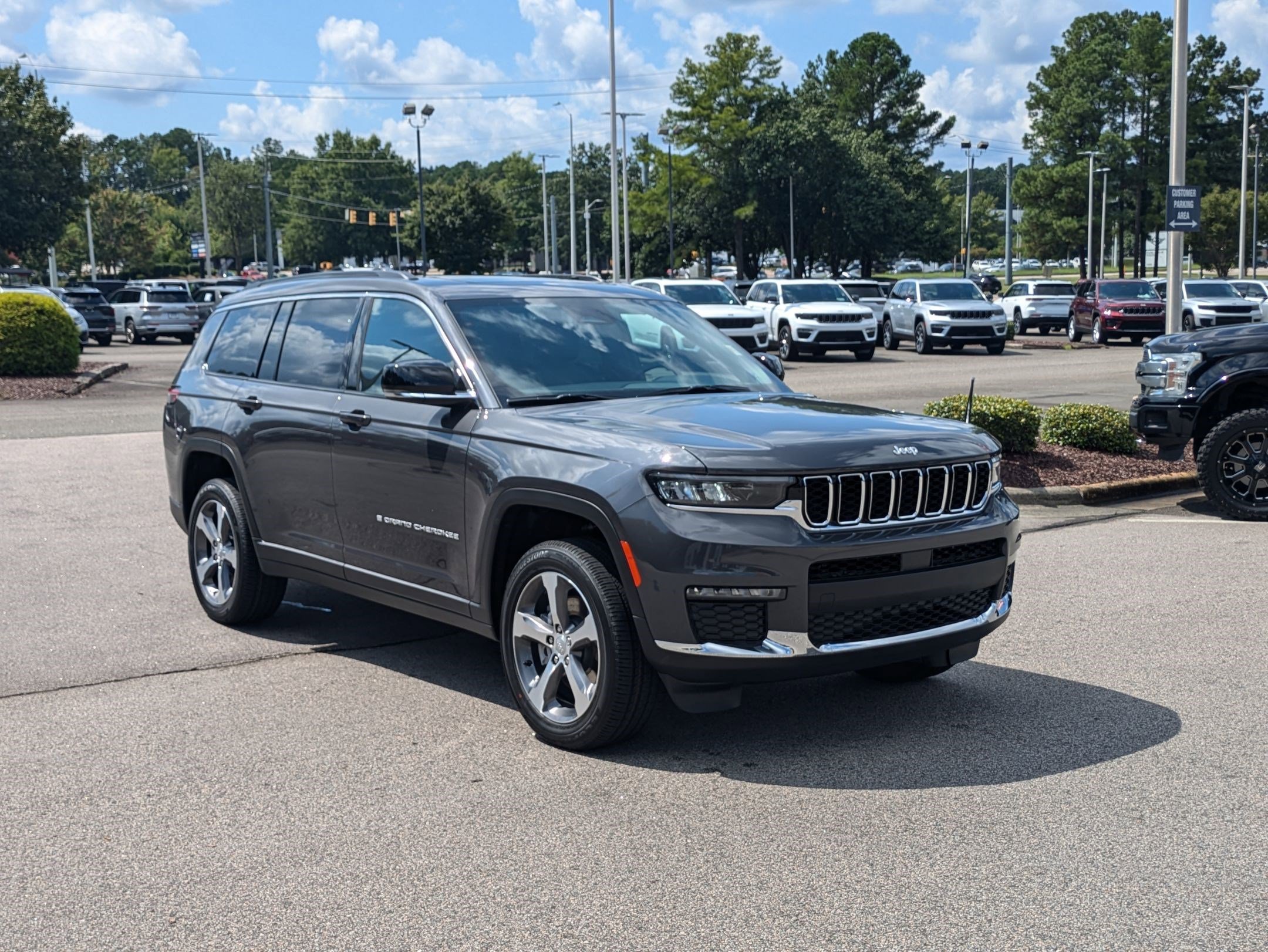 2025 Jeep Grand Cherokee Limited photo 3