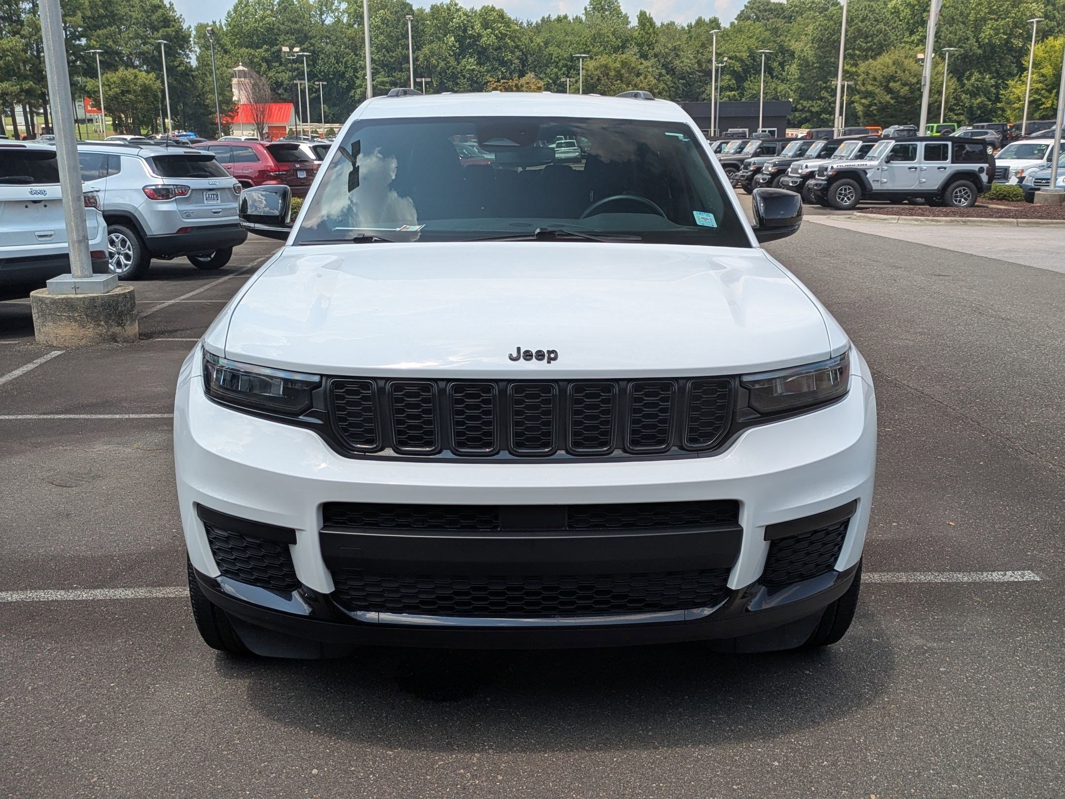 2021 Jeep Grand Cherokee Laredo Altitude photo 2