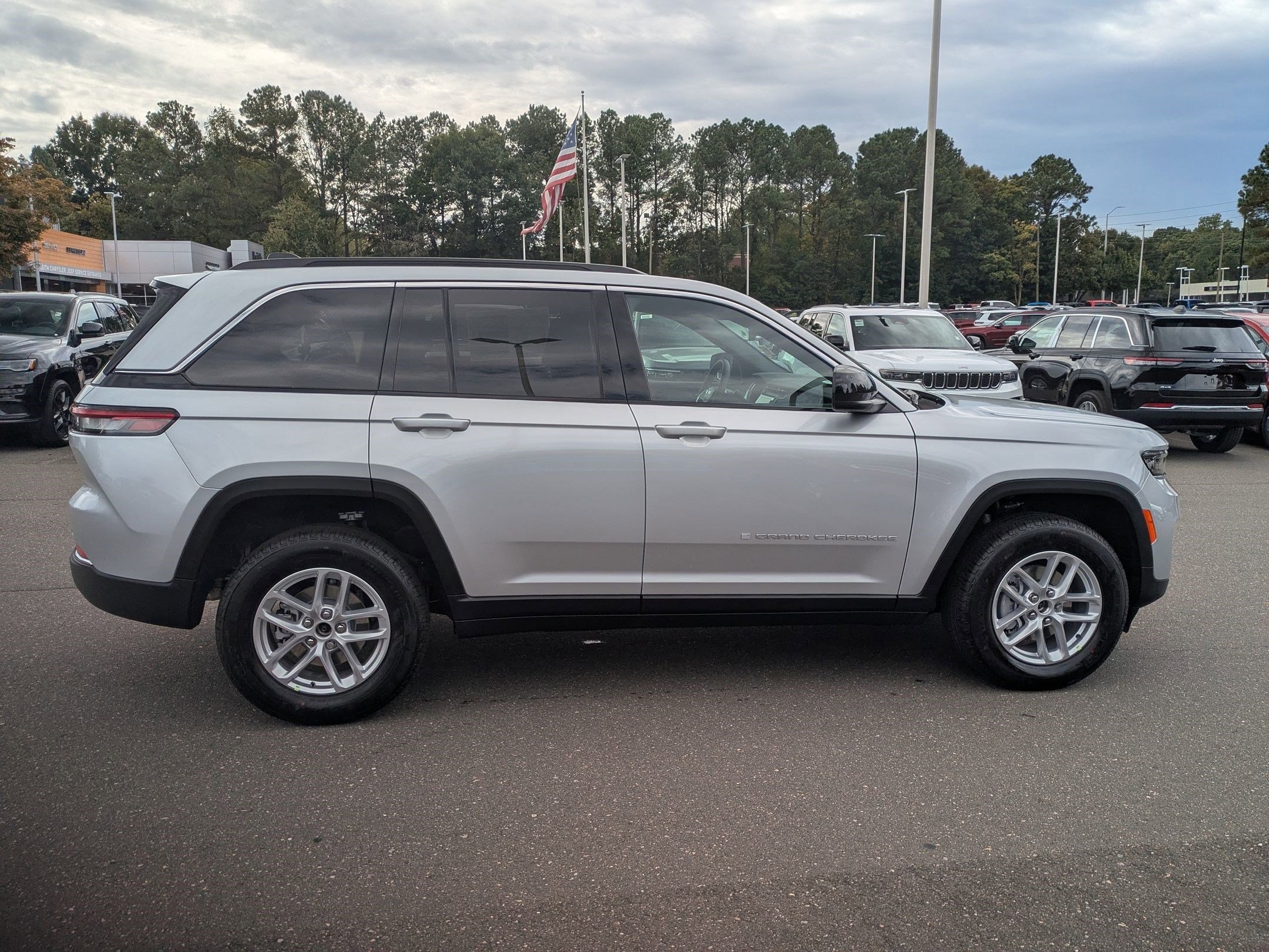 2025 Jeep Grand Cherokee Laredo photo 4