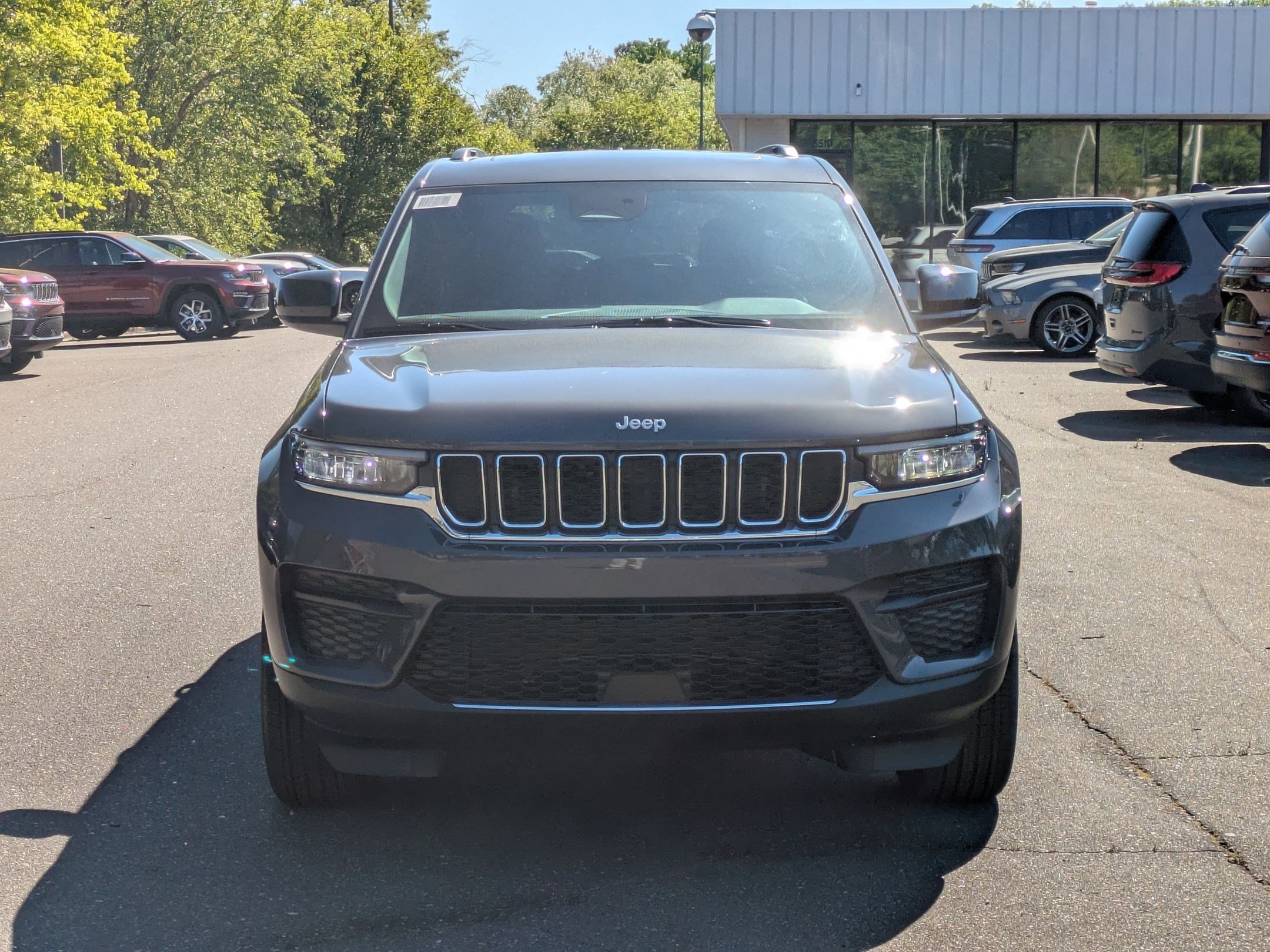 2025 Jeep Grand Cherokee Laredo X photo 2