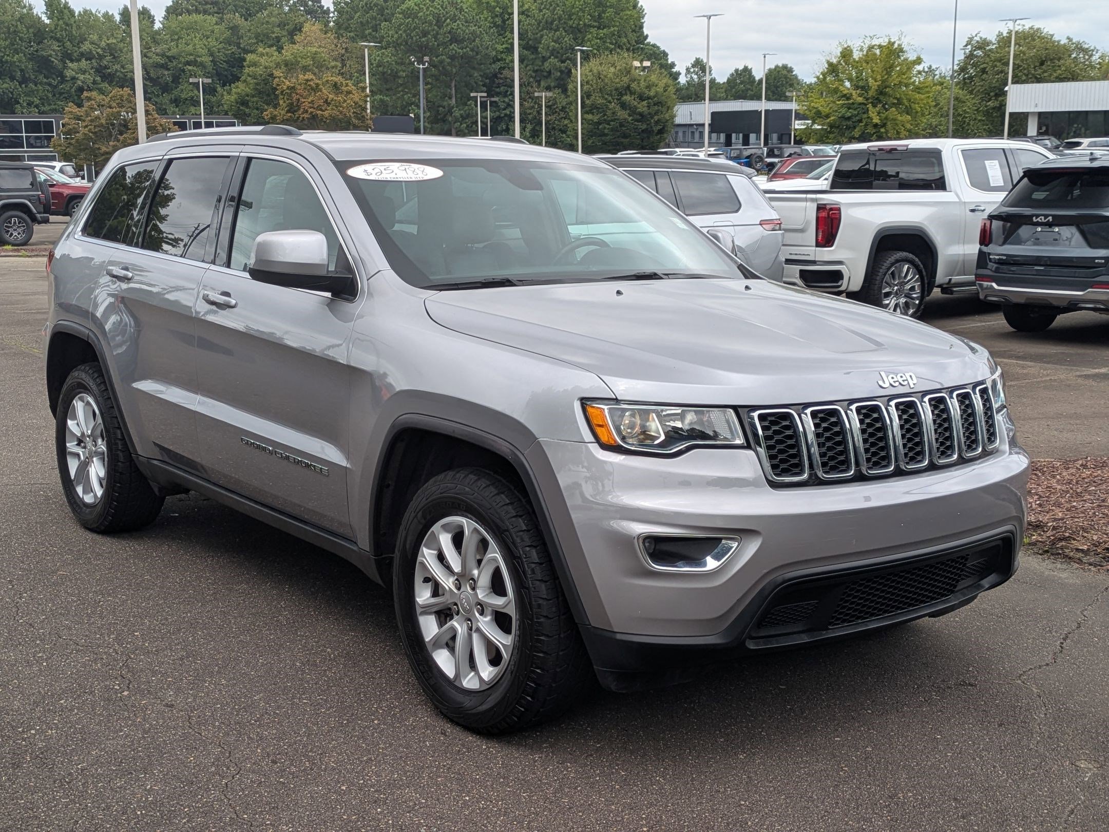 2021 Jeep Grand Cherokee Laredo X photo 3