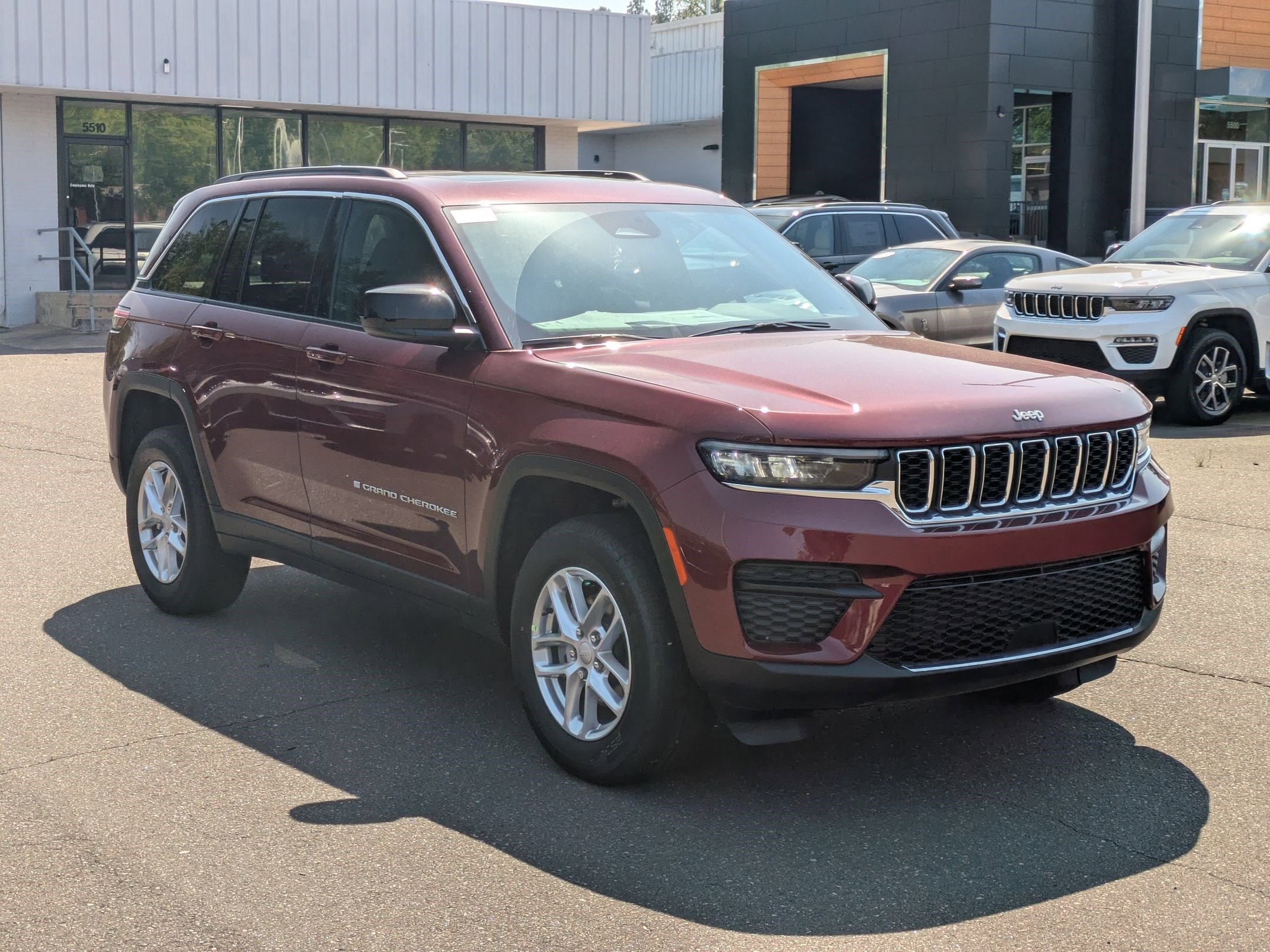 2025 Jeep Grand Cherokee Laredo X photo 3