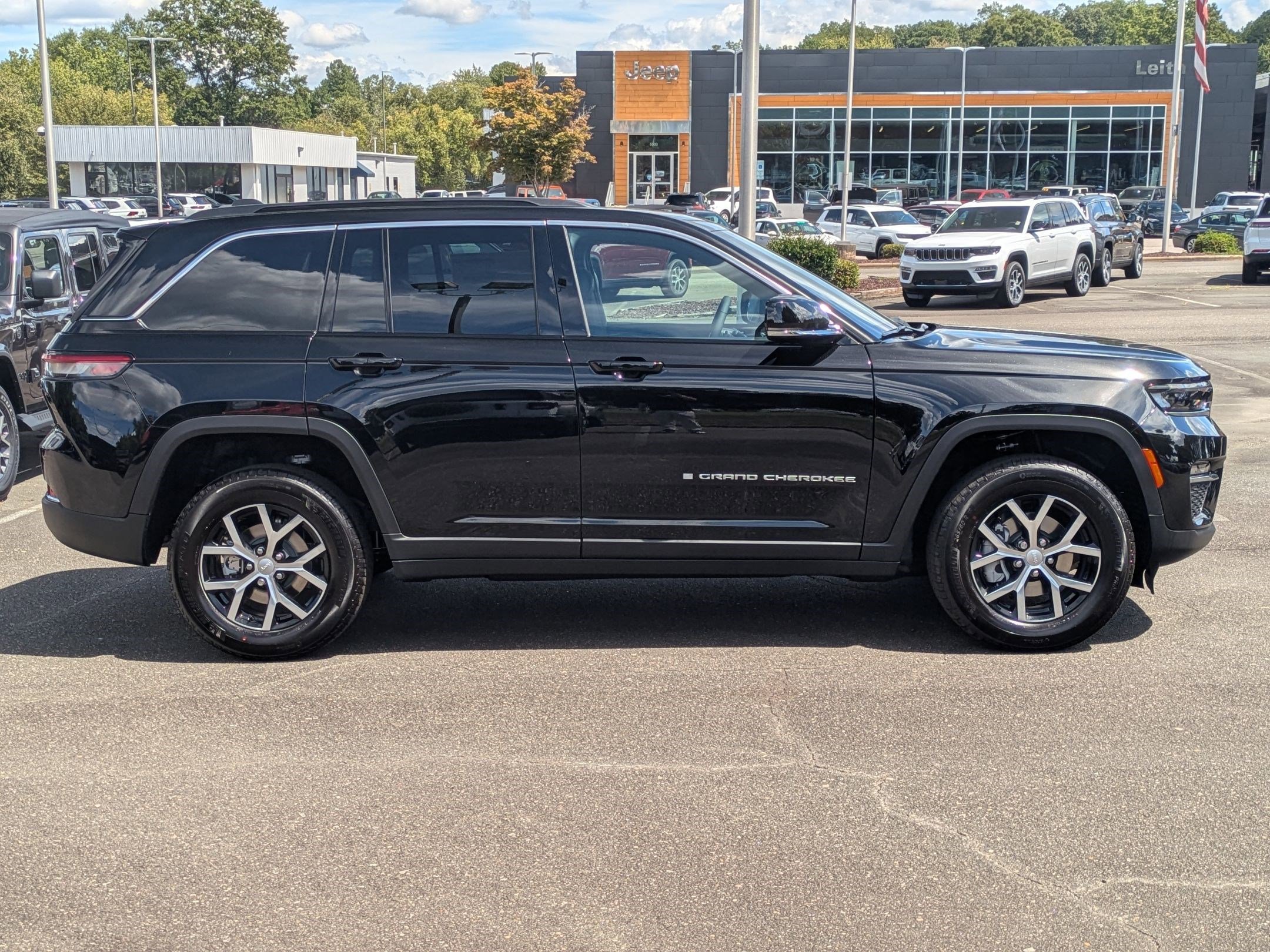 2025 Jeep Grand Cherokee Limited photo 3