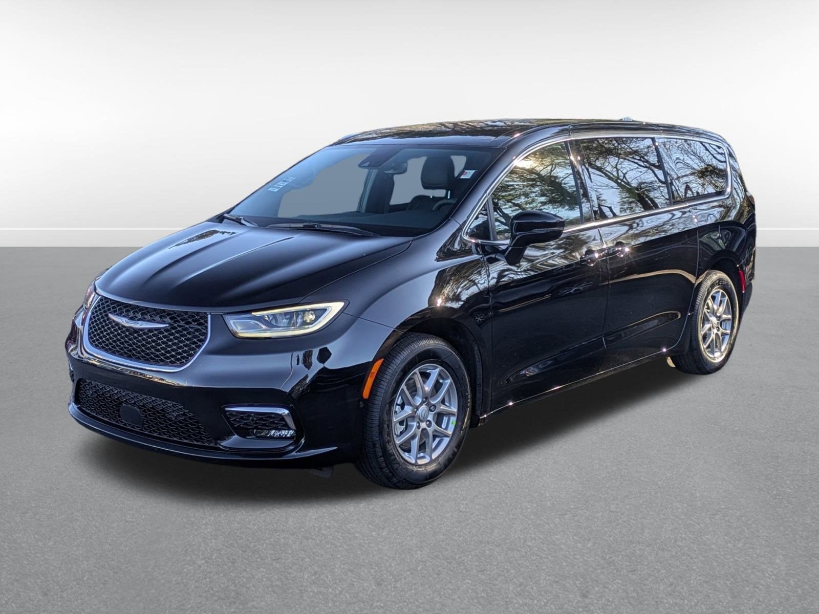 2026 Chrysler Pacifica Select's photo