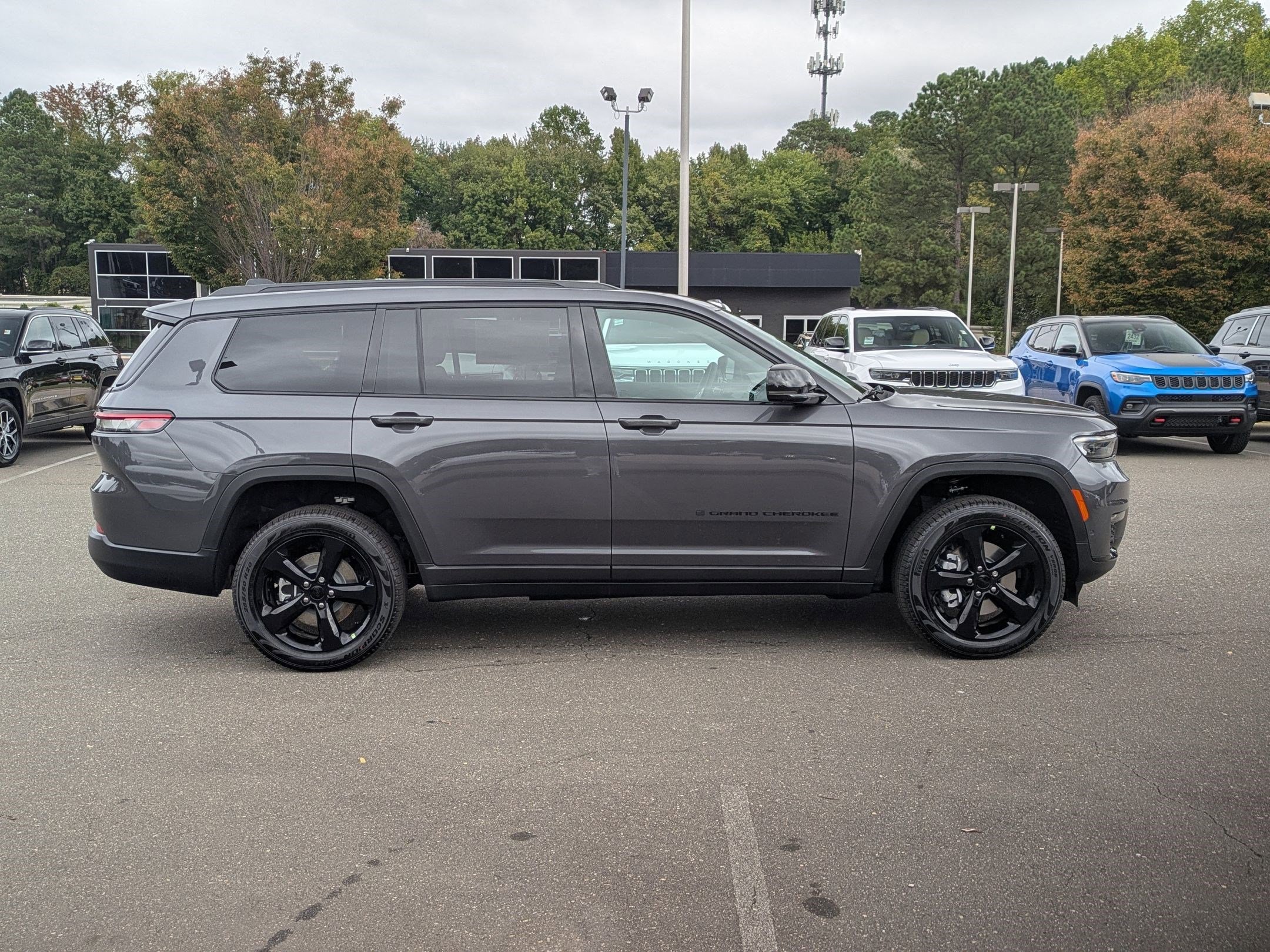 2025 Jeep Grand Cherokee Limited photo 4