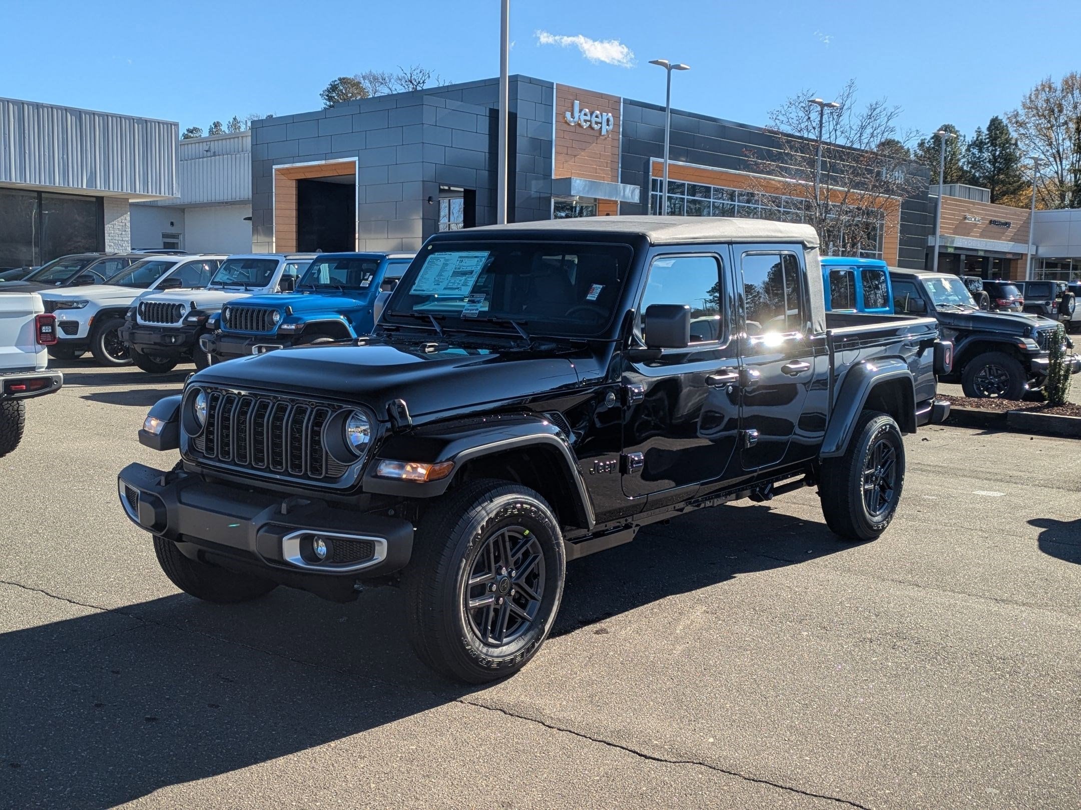 2026 Jeep Gladiator Sport S's photo