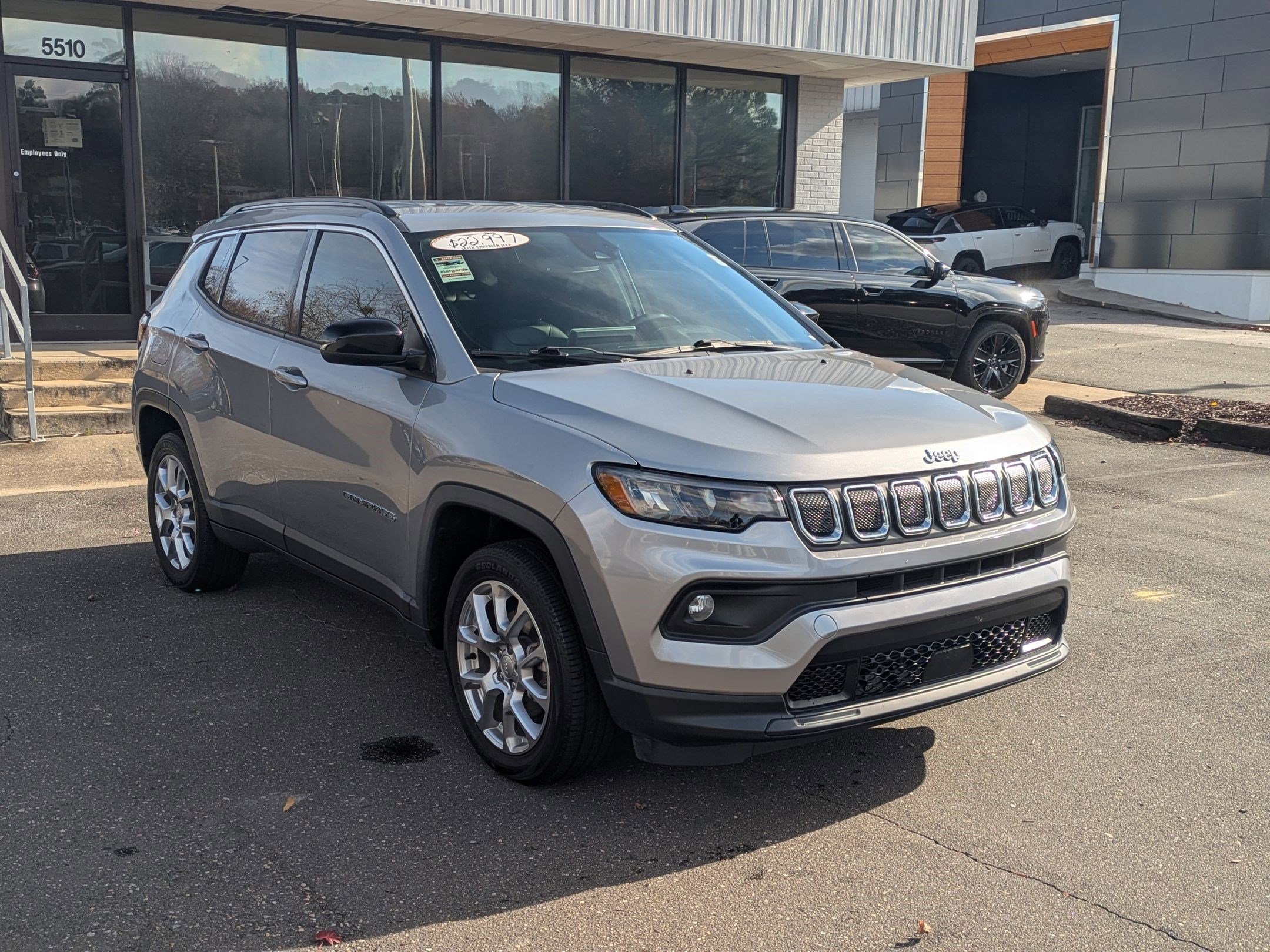 2022 Jeep Compass Latitude Lux photo 3