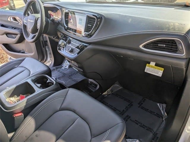2026 Chrysler Pacifica Select - Photo 22