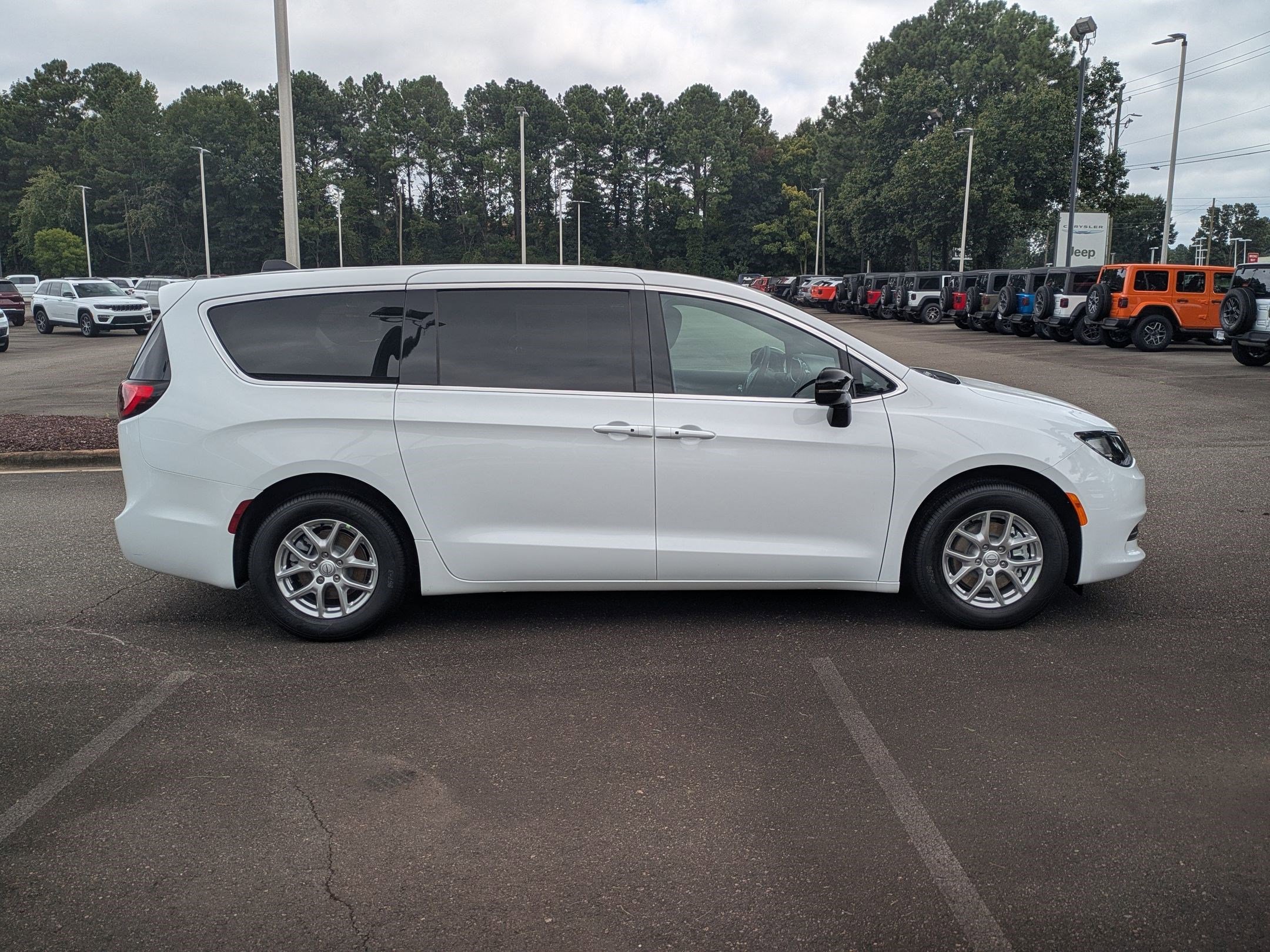 2026 Chrysler Voyager LX photo 4