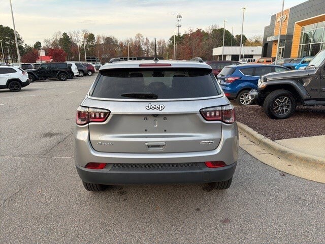 2022 Jeep Compass Latitude Lux photo 4