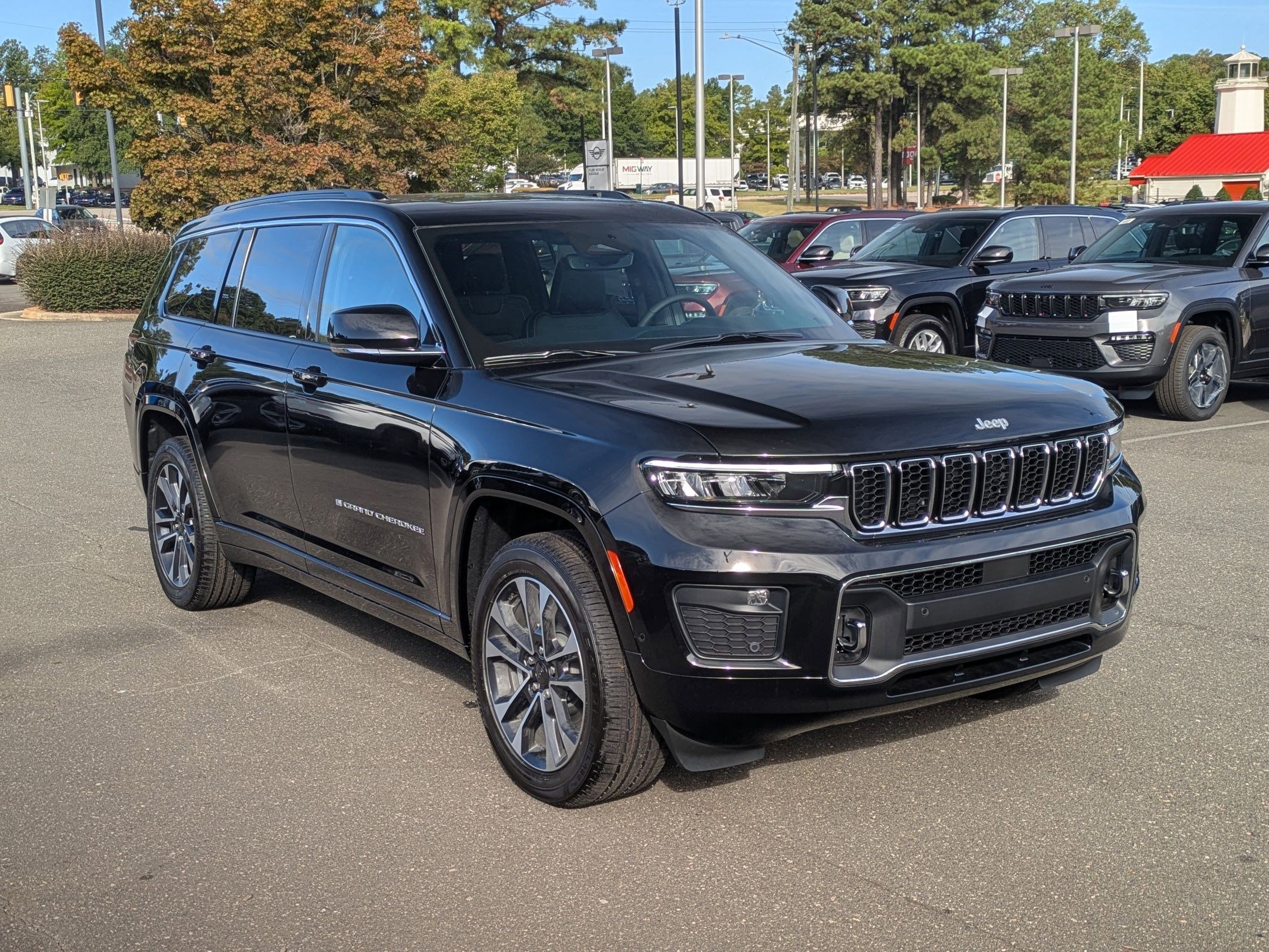 2025 Jeep Grand Cherokee Overland photo 2