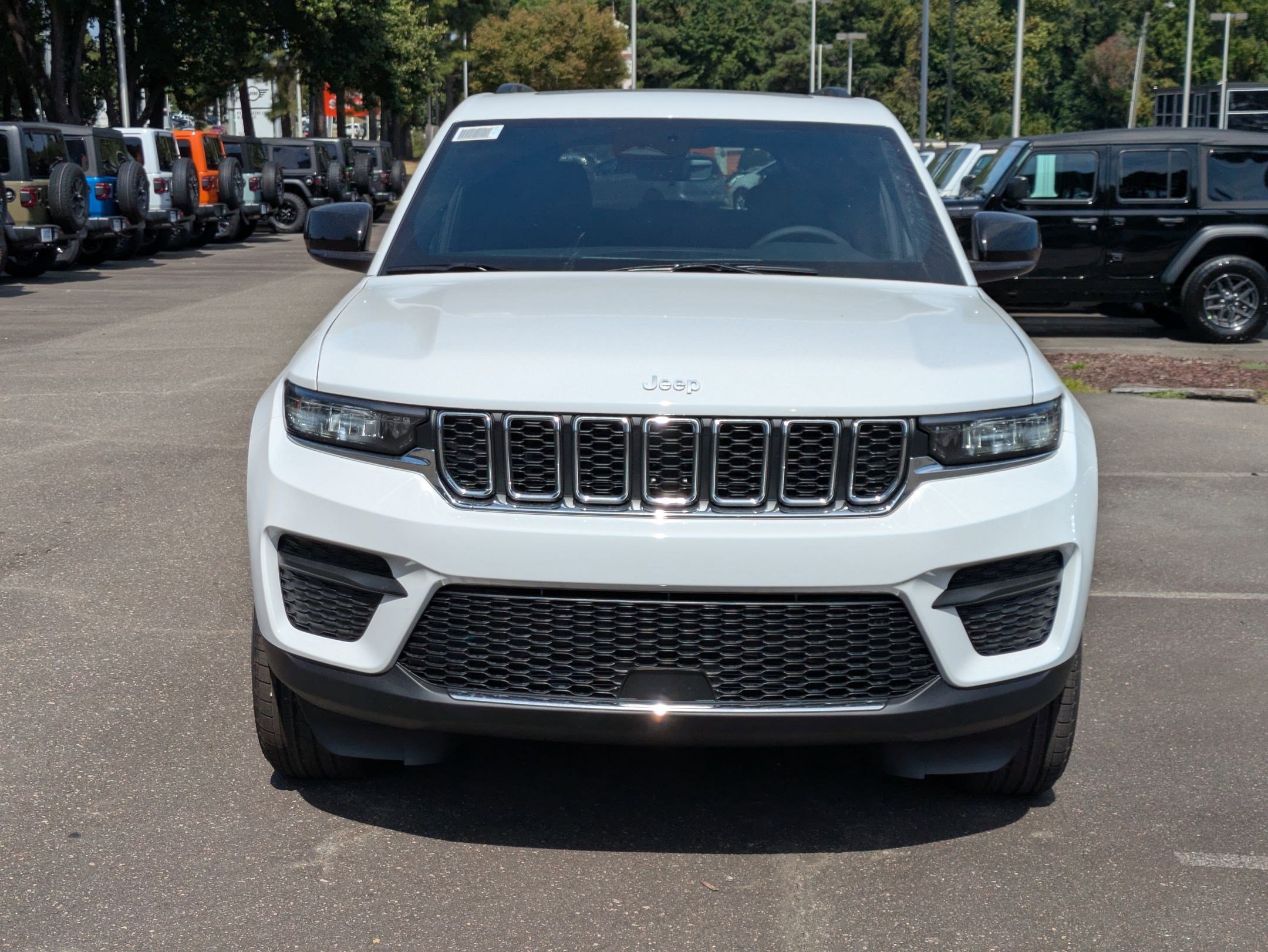 2025 Jeep Grand Cherokee Laredo photo 2