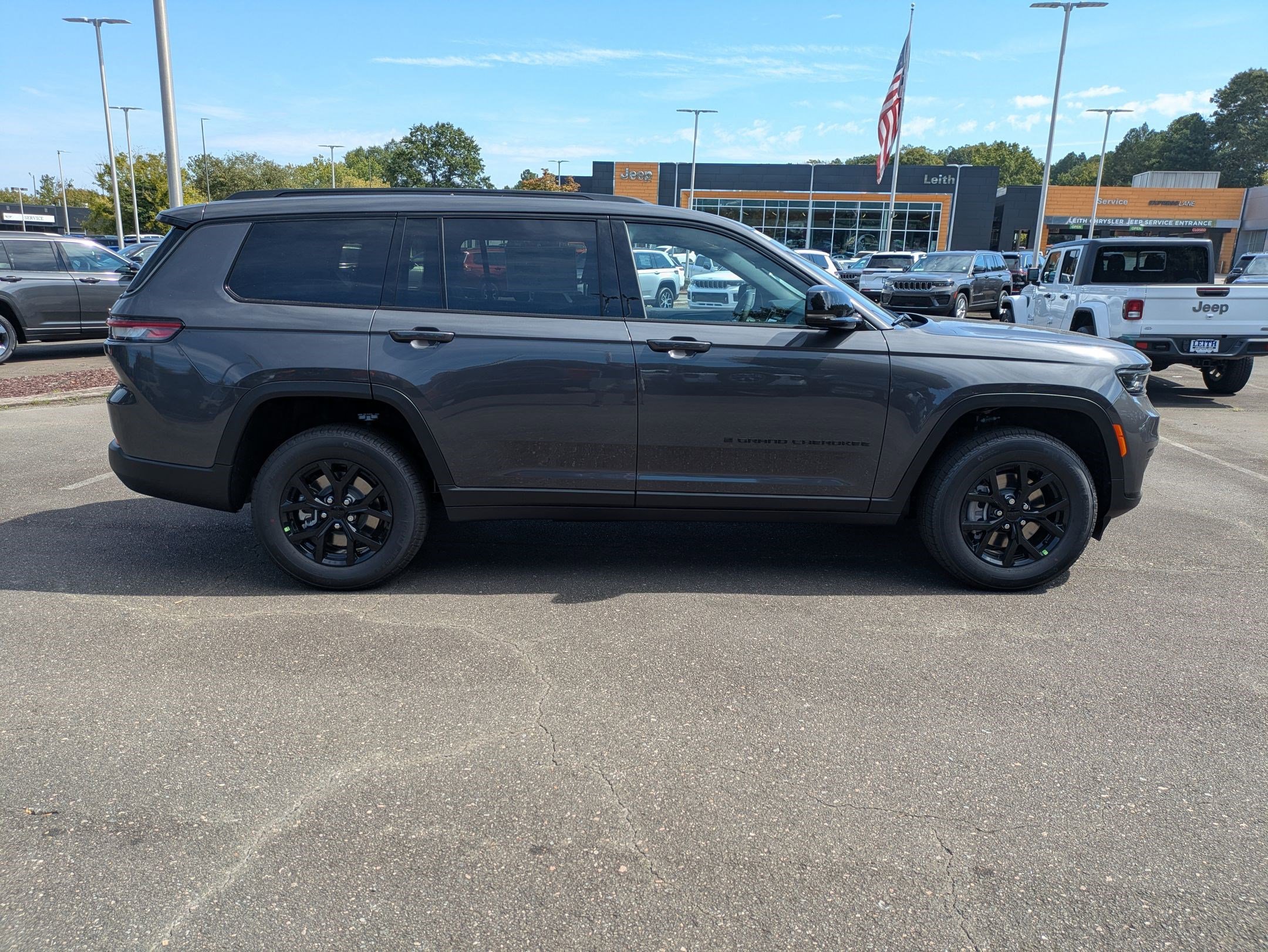 2025 Jeep Grand Cherokee Altitude photo 3