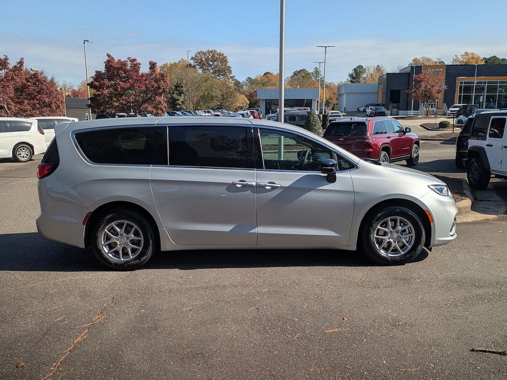 New 2026 Chrysler Pacifica SELECT Passenger Van