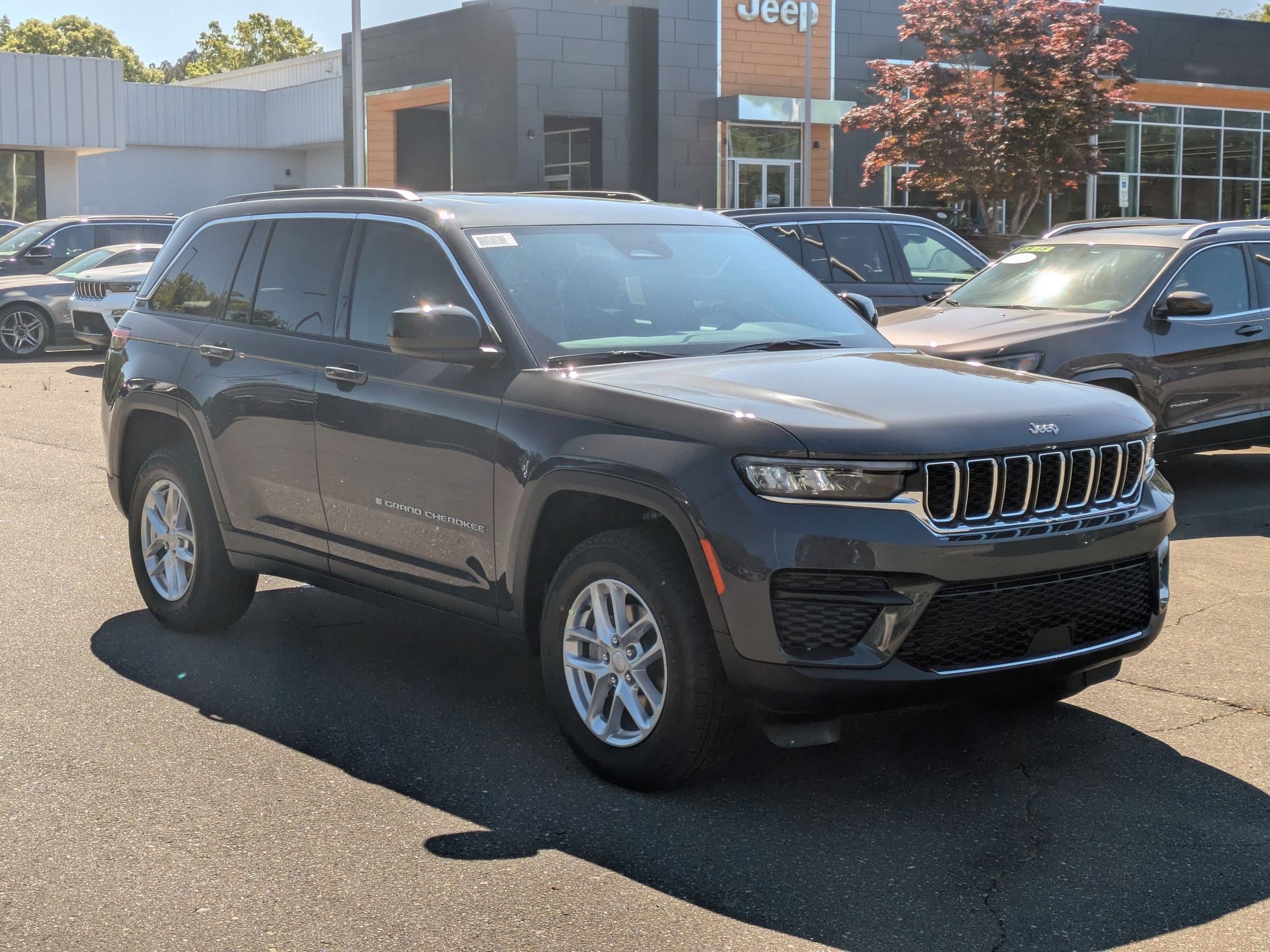 2025 Jeep Grand Cherokee Laredo X photo 3