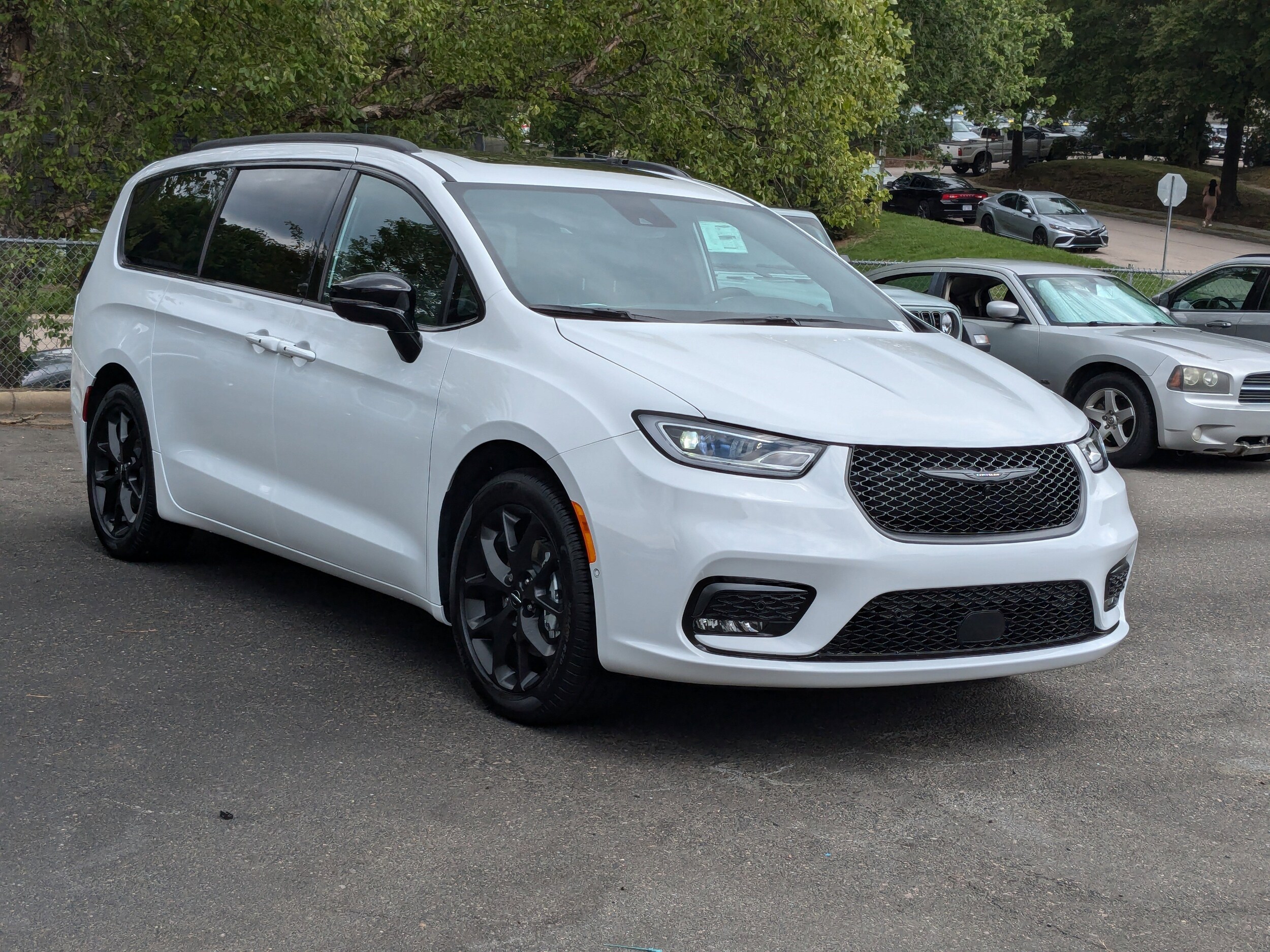 2024 Chrysler Pacifica Limited photo 4
