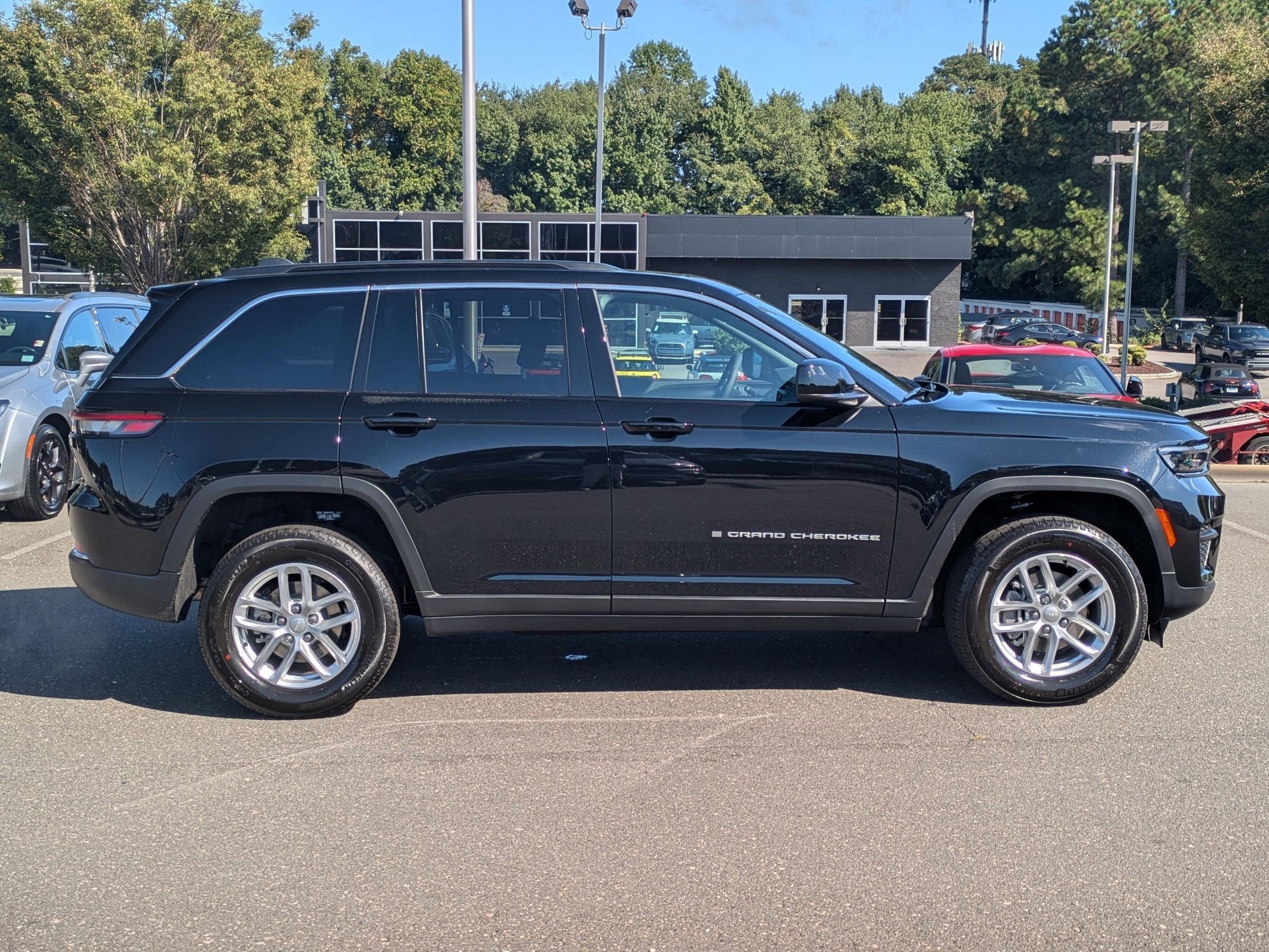 2025 Jeep Grand Cherokee Laredo photo 4