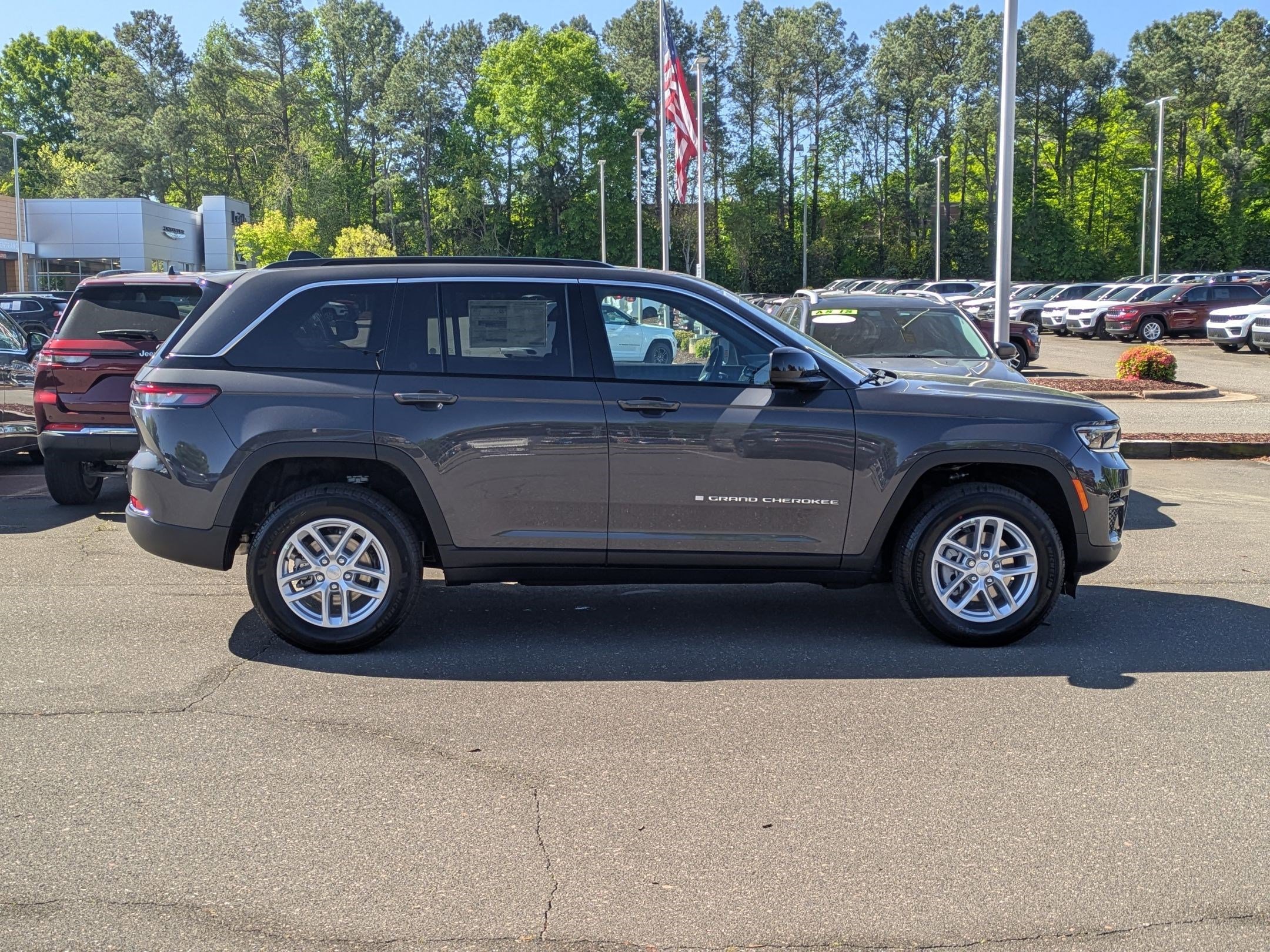 2025 Jeep Grand Cherokee Laredo X photo 4