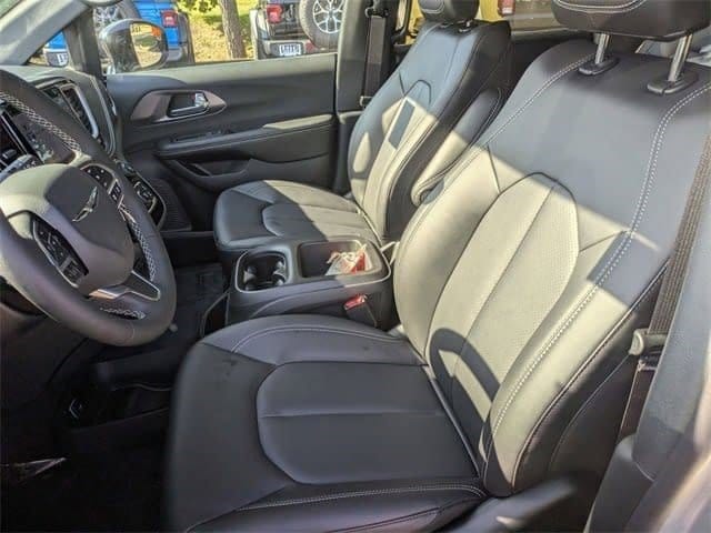 2026 Chrysler Pacifica Select - Photo 17