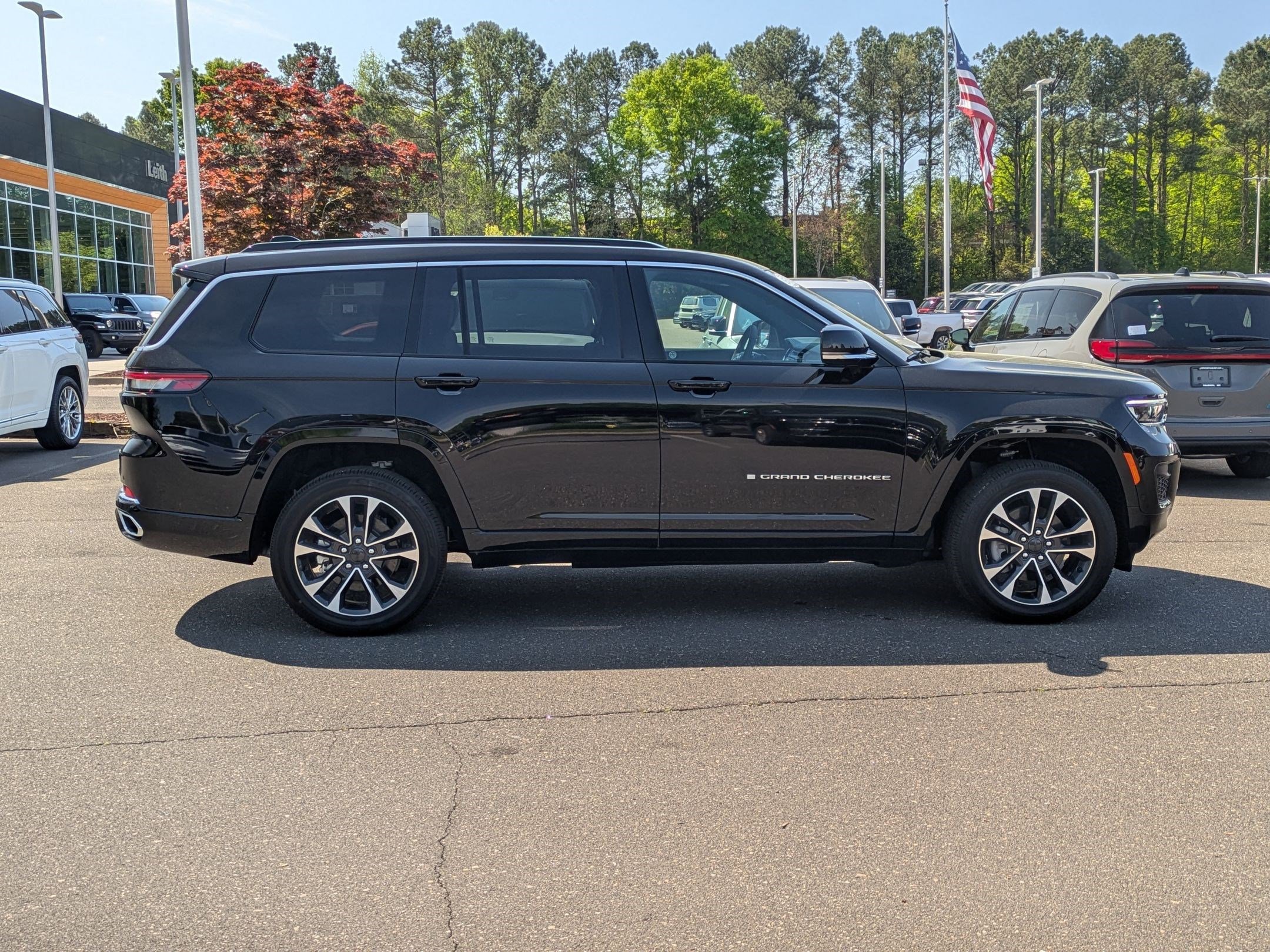 2025 Jeep Grand Cherokee Overland photo 4
