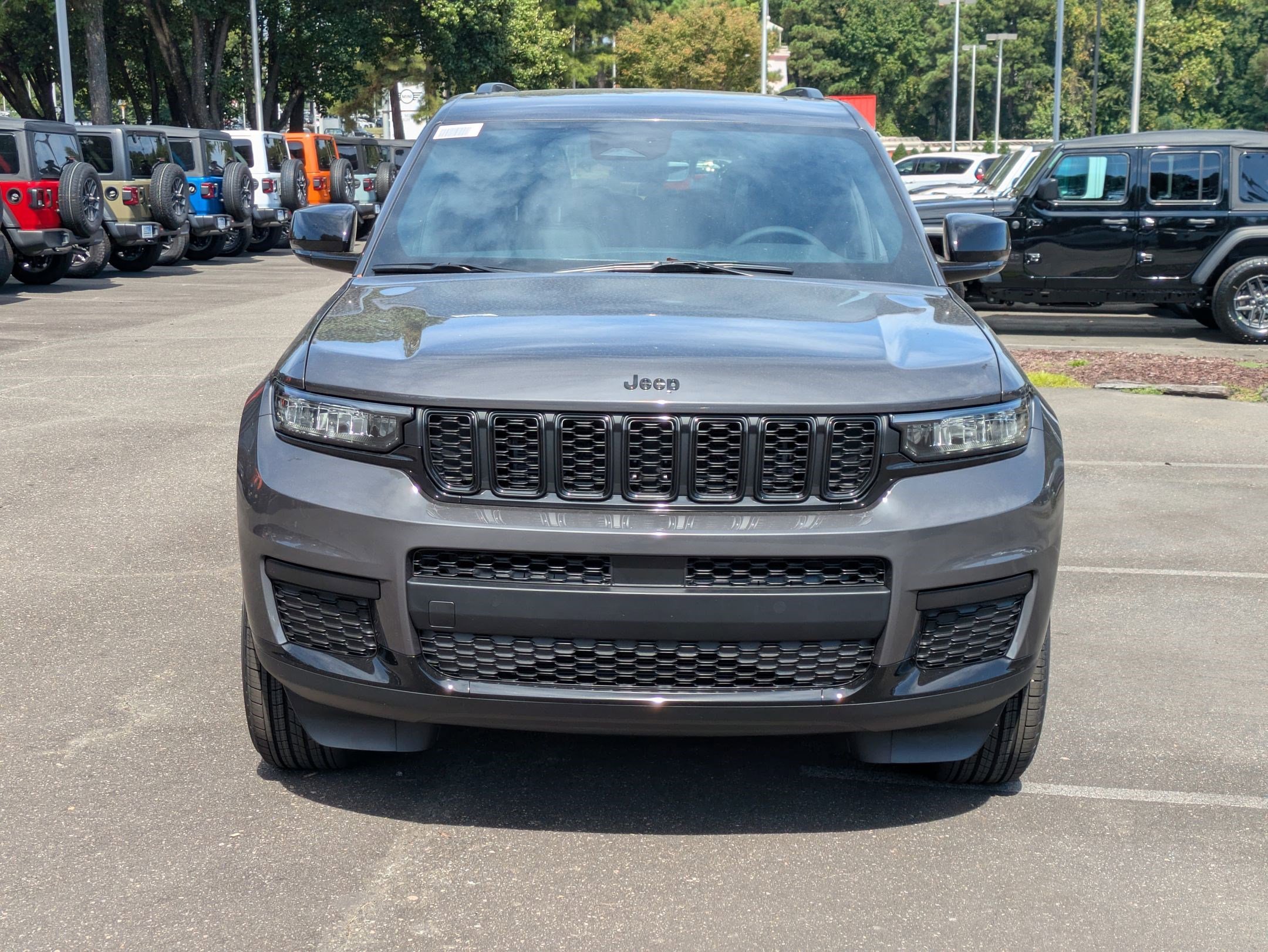 2025 Jeep Grand Cherokee Altitude photo 2